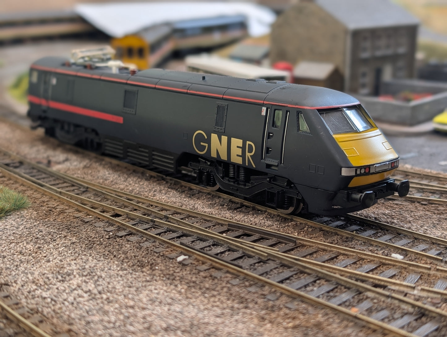 Pre-owned Hornby Class 91 electric locomotive 91003 in GNER livery, unboxed, OO gauge.