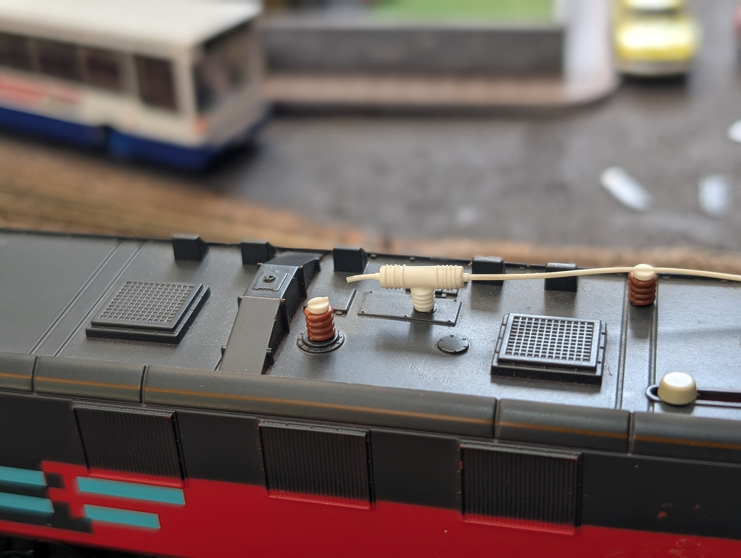 Pre-owned Hornby R062 Class 90 Class 90 90018 in RES livery, unboxed, OO gauge