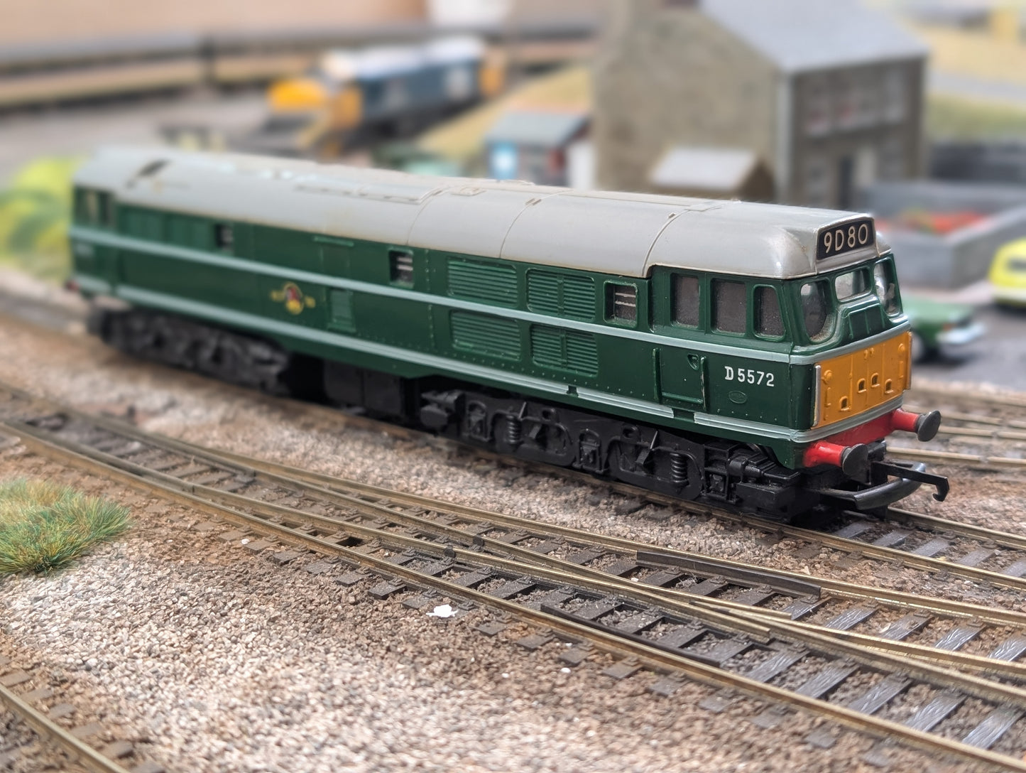 Pre-owned Tri-ang R357 OO gauge Class 31 D5572 in BR Green, runner