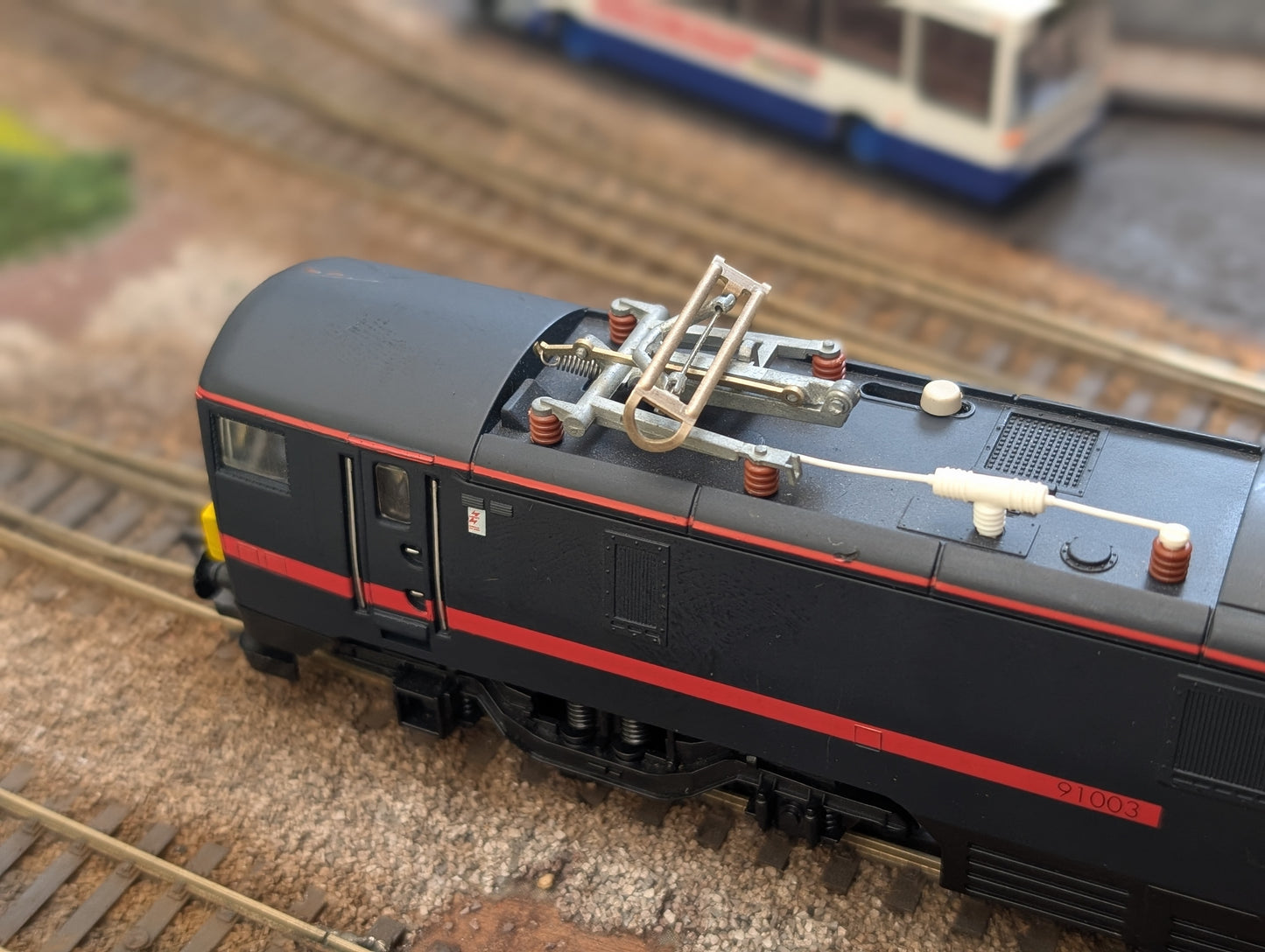 Pre-owned Hornby Class 91 electric locomotive 91003 in GNER livery, unboxed, OO gauge.