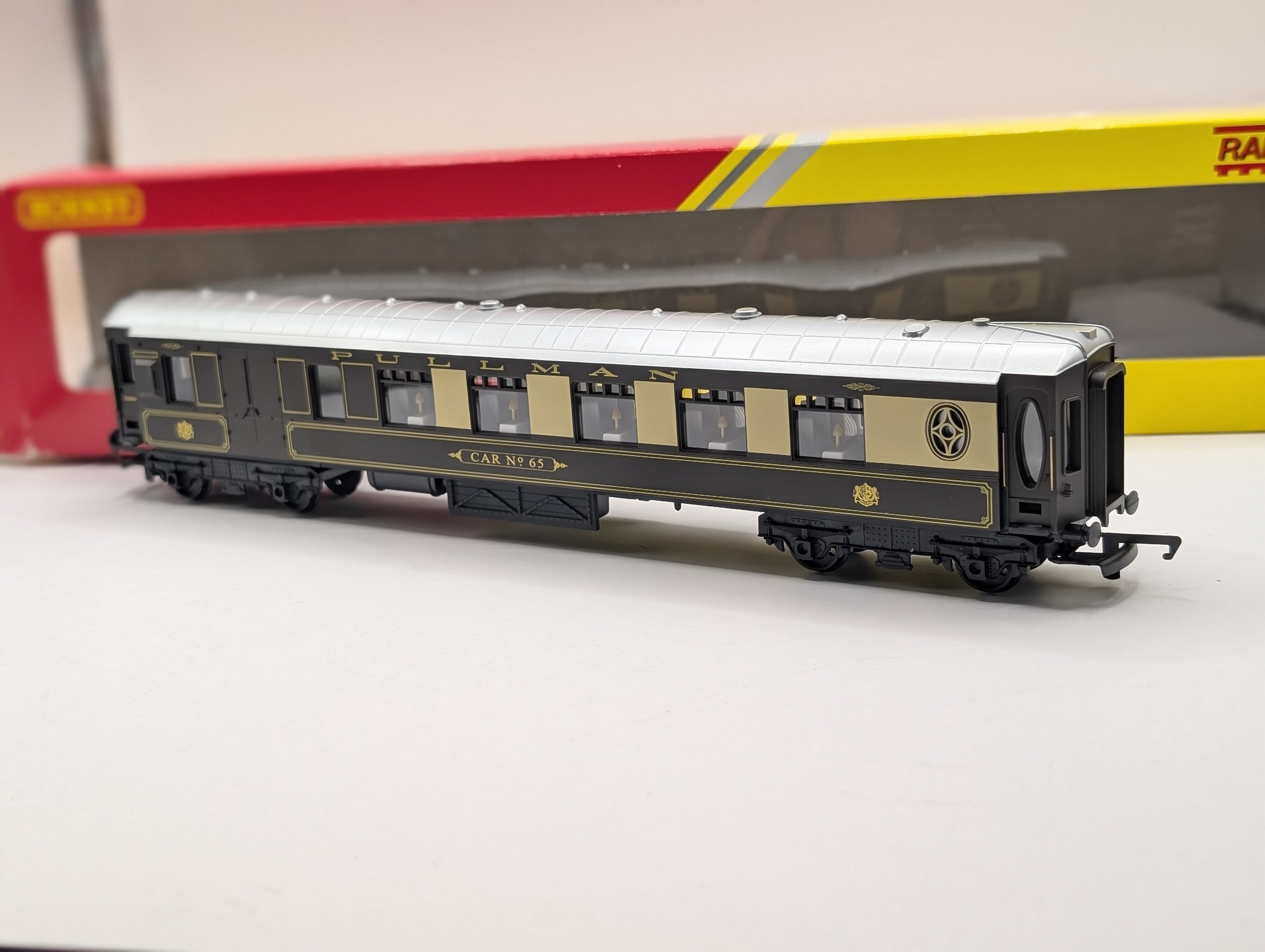 Hornby Railroad R4313 OO Gauge Pullman Brake Car "Car No. 65" – Pre-Owned, Excellent Boxed Condition