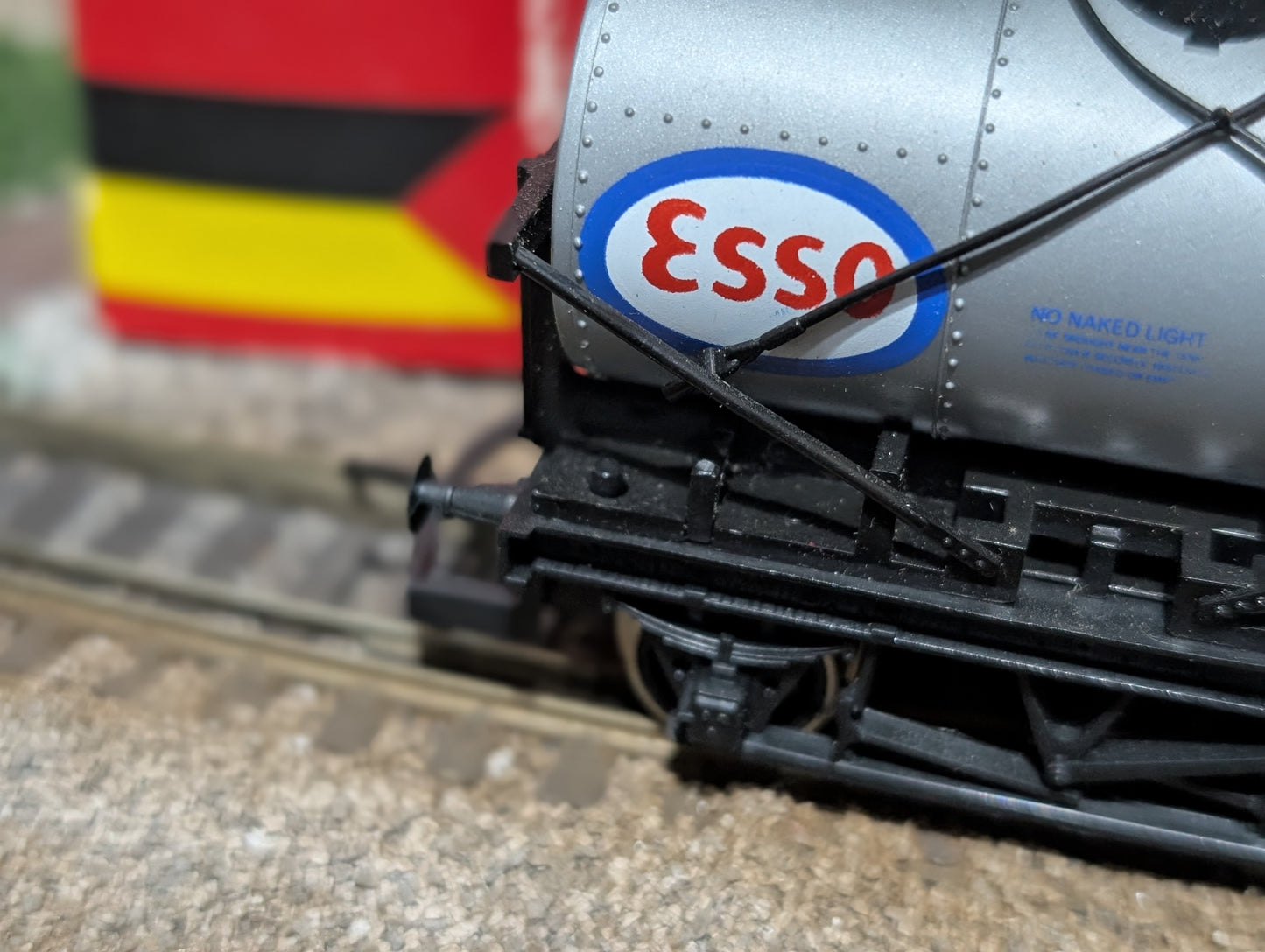 Pre-owned Hornby OO gauge Esso 4 wheel tanker, boxed, some minor damage.