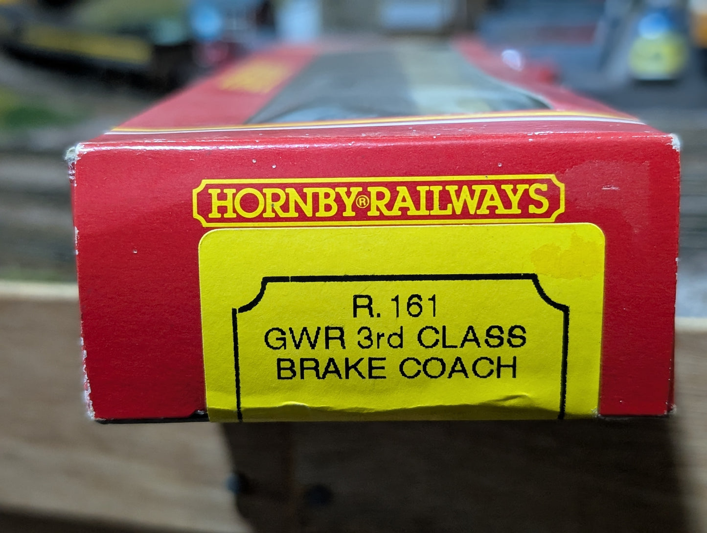 Pre-owned Hornby OO gauge R161 3rd class brake coach in GWR chocolate & cream 4913, boxed