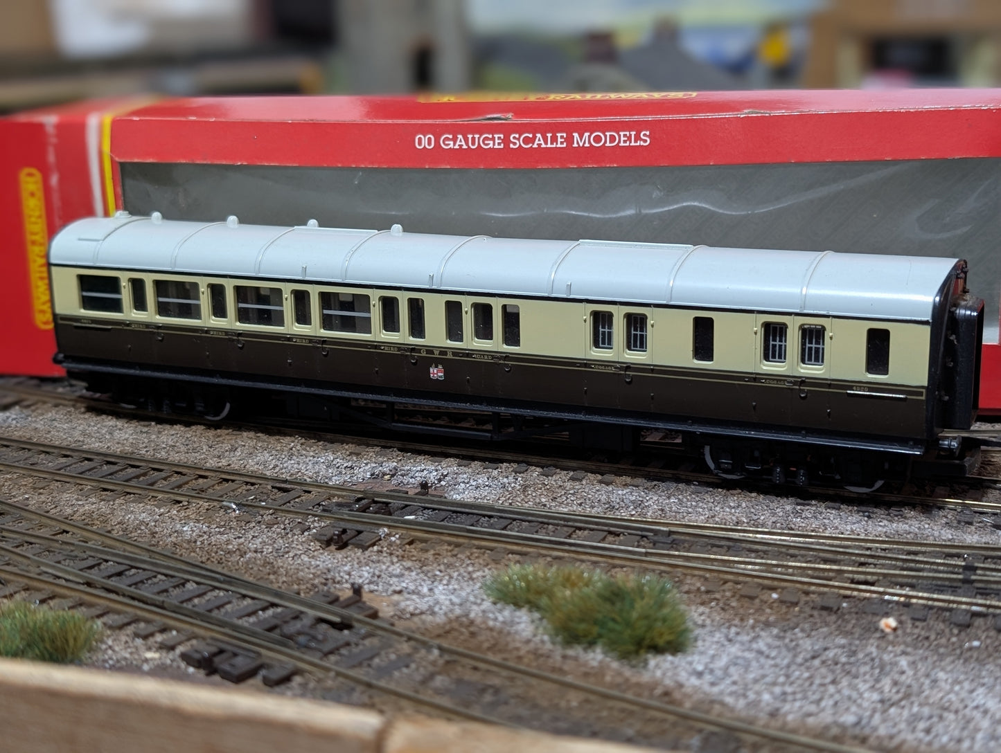 Pre-owned Hornby OO gauge R161 3rd class brake coach in GWR chocolate & cream 4913, boxed