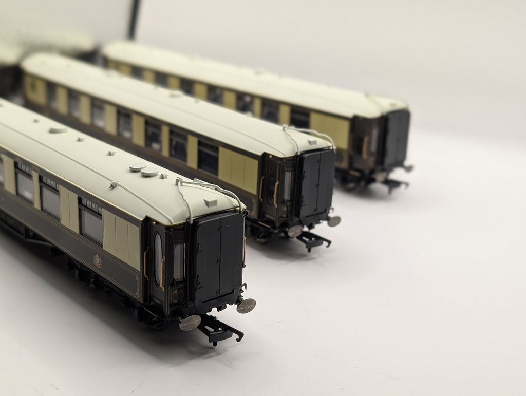 Hornby OO Gauge Super-Detail Pullman 3-Coach Pack (Cygnus, Minerva, Ibis) with Working Table Lamps - VSOE R1038 Split Set