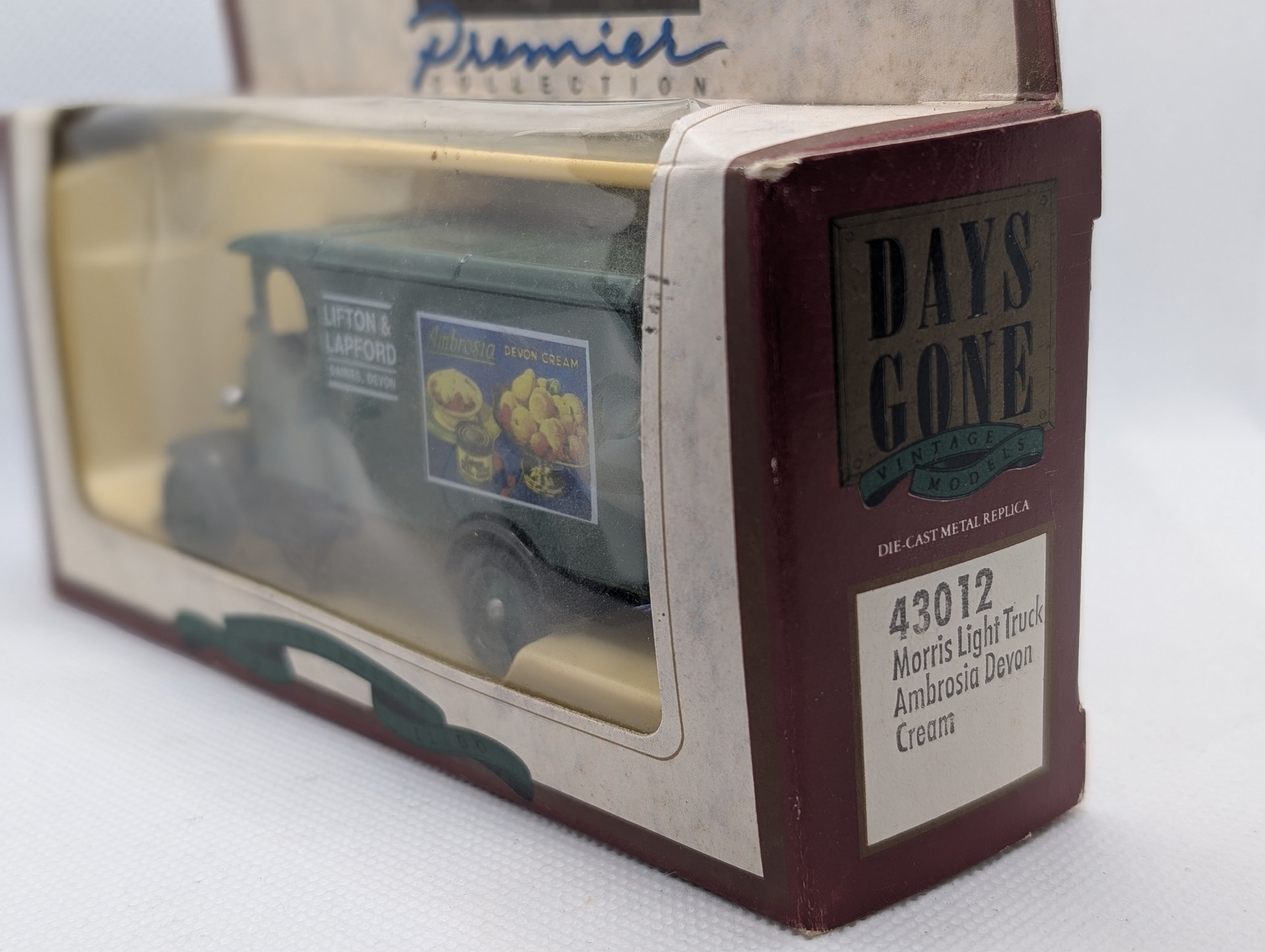 Lledo Days Gone Premier Collection 43012 Morris Light Truck - Ambrosia Devon Cream (Pre-owned, Boxed)