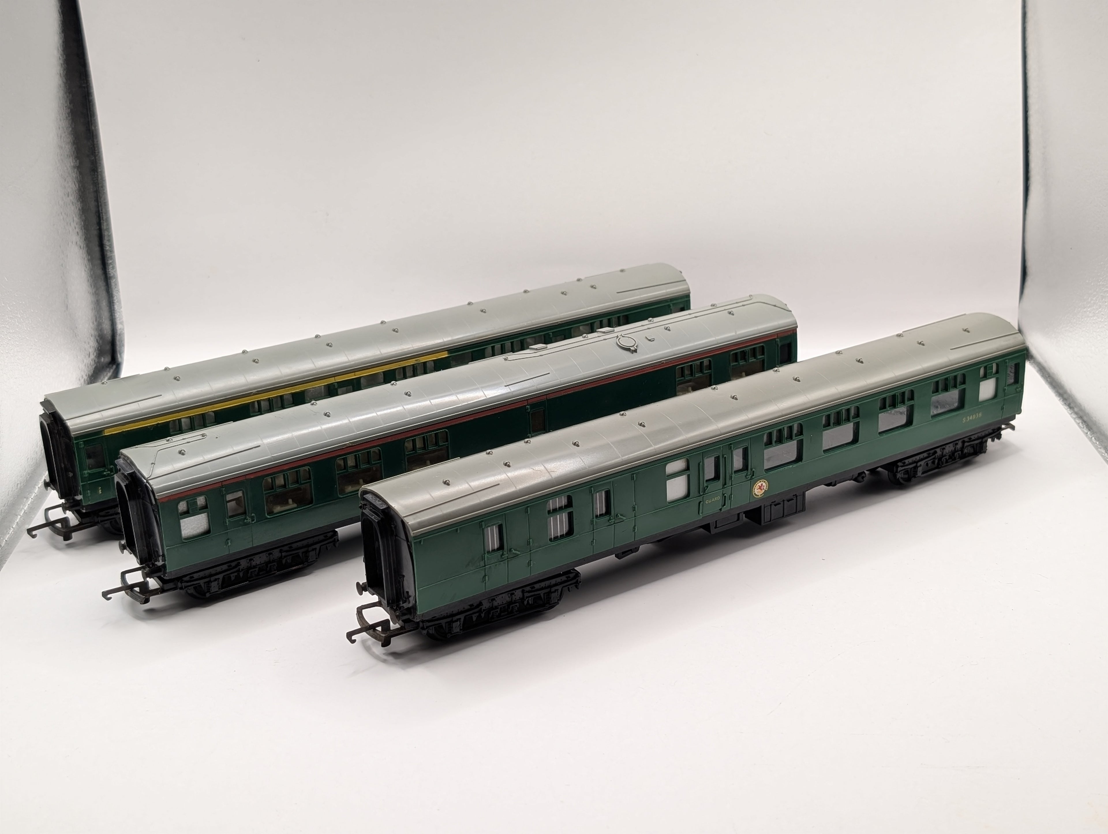Tri-ang Hornby OO Gauge Mk1 Coaches Southern Green Bundle (BSK, RMB, Composite) - Unboxed