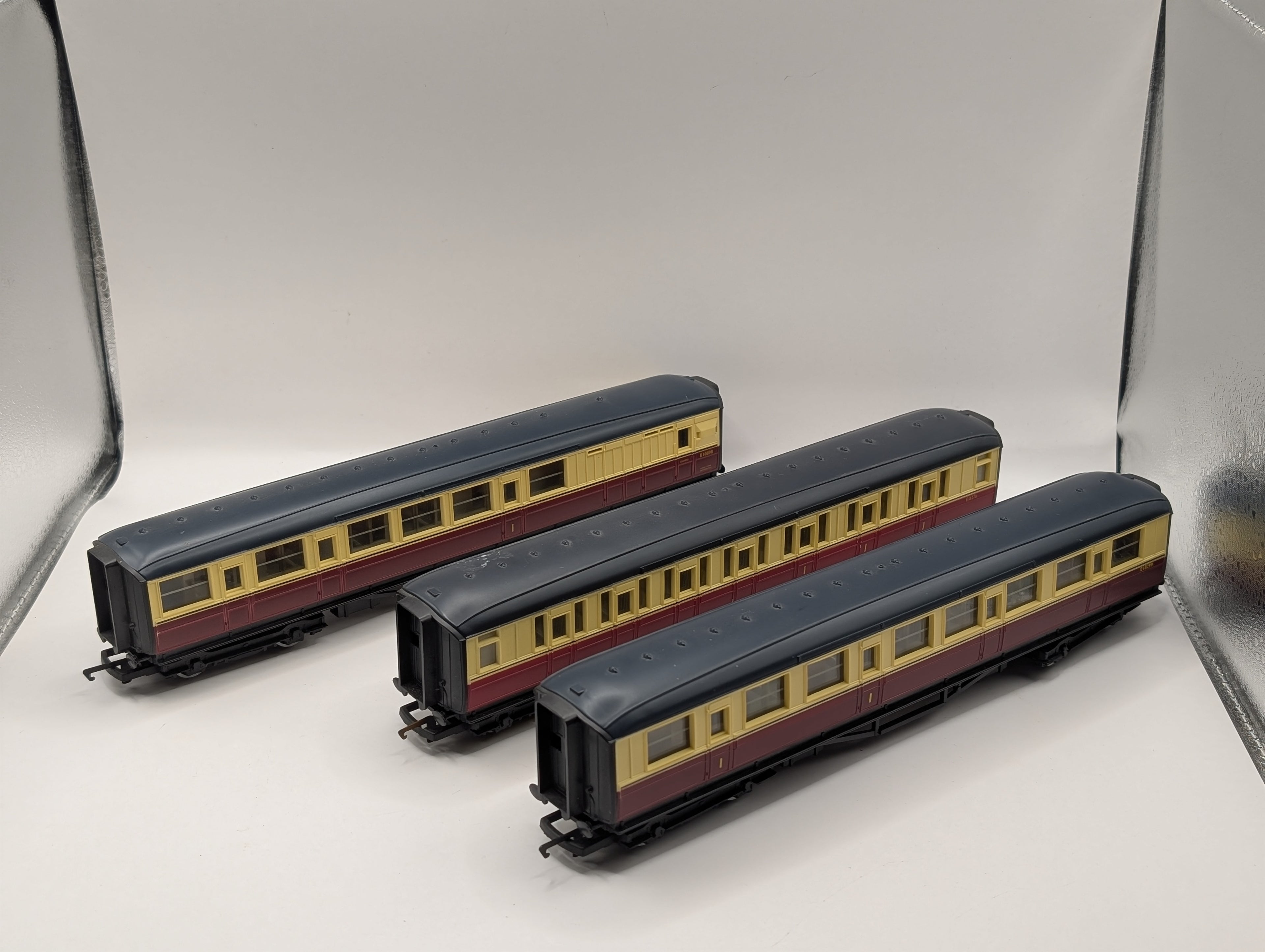Hornby OO Gauge BR Crimson & Cream Gresley Coach 3-Piece Bundle (E10098, E18276, E18299) Pre-Owned