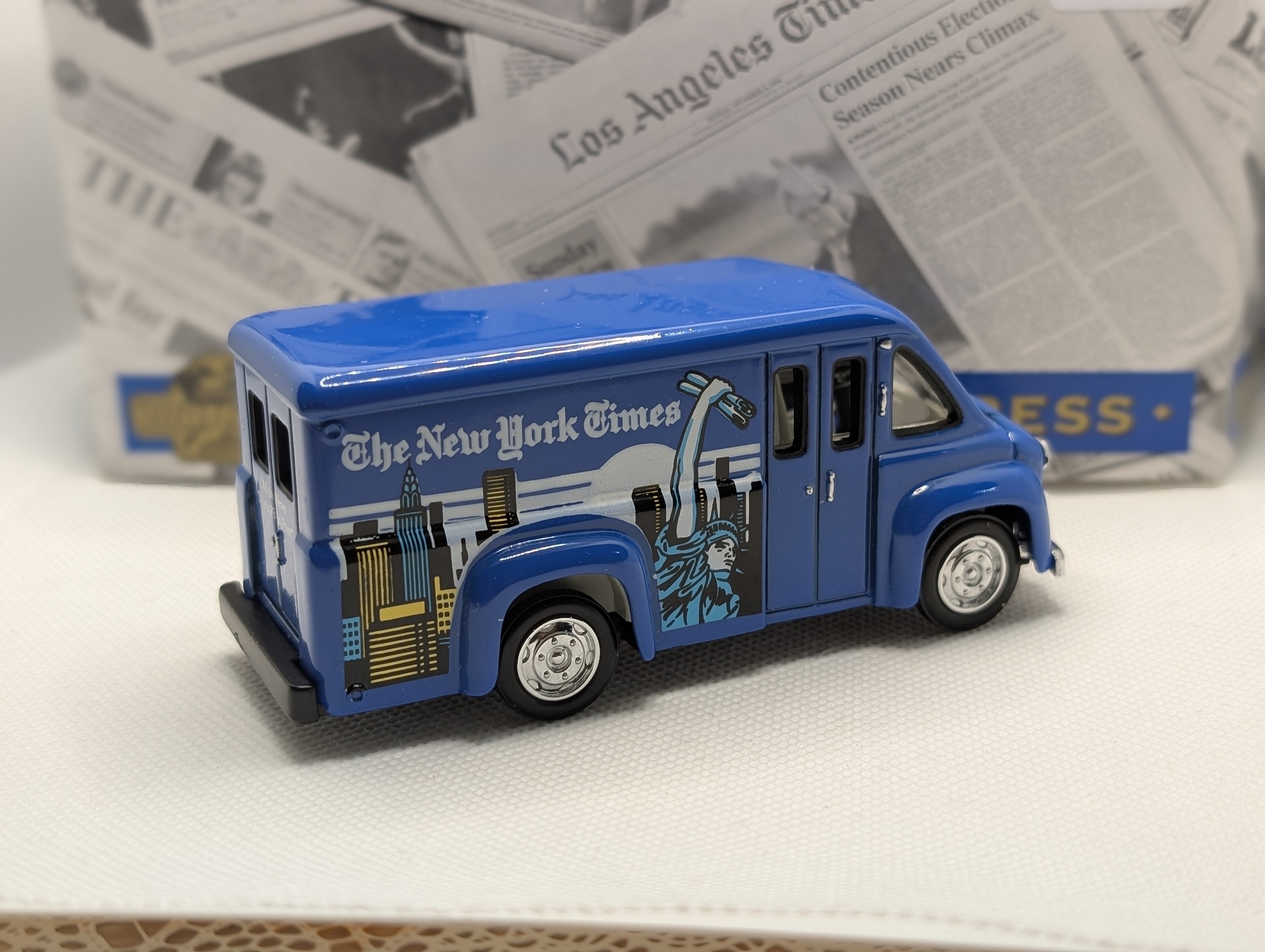 Matchbox Collectibles YPP04 Dodge Route Van NY Times - Power of the Press (1995) Boxed, excellent