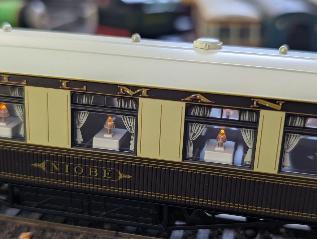 Hornby R4143A OO Gauge Pullman 1st Class Parlour Car "Niobe" with Working Table Lights – Pre-Owned, Excellent Boxed Condition