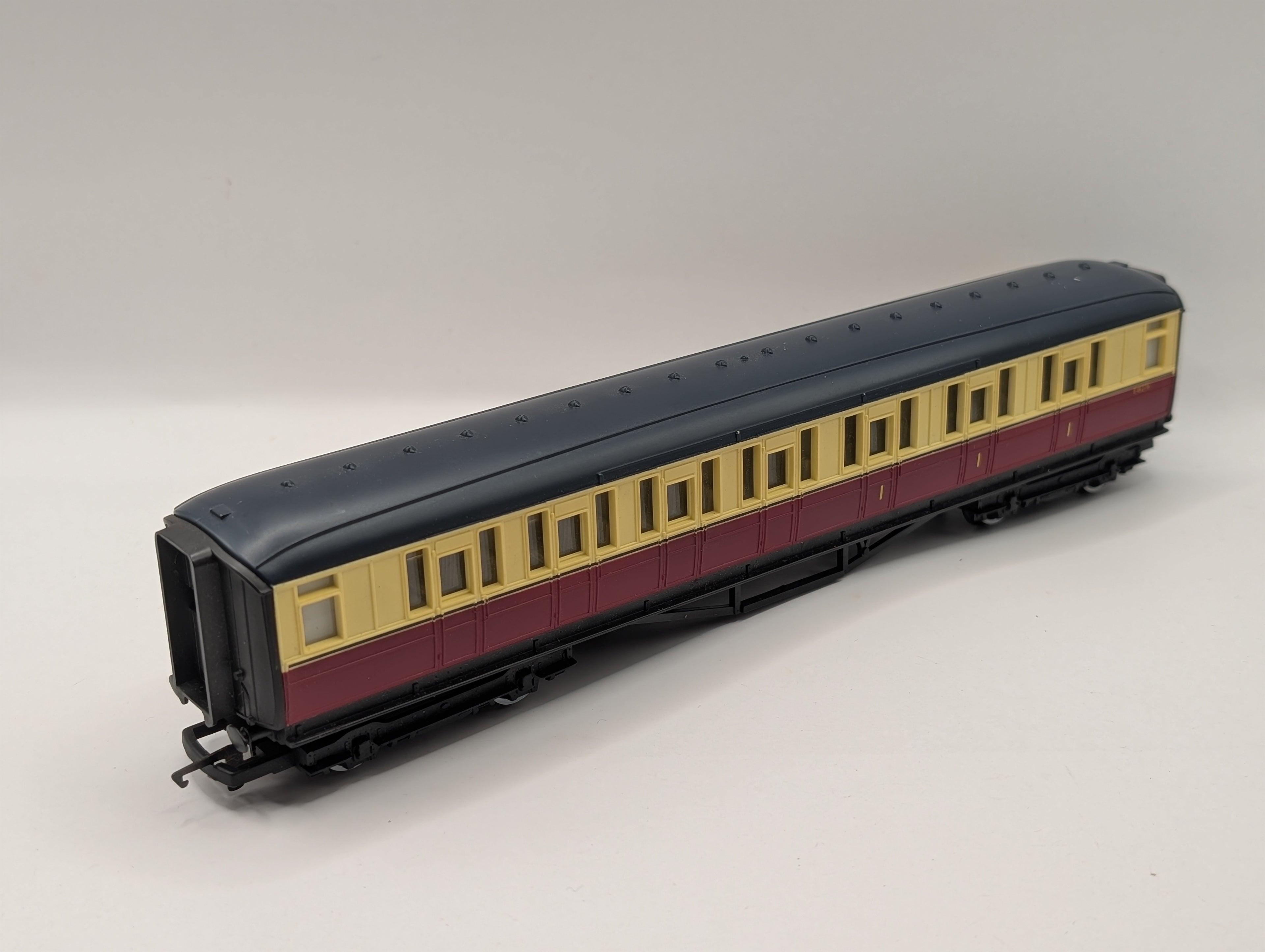 Hornby R409 OO Gauge BR Crimson & Cream Gresley Corridor Composite Coach E18276 (Pre-Owned)