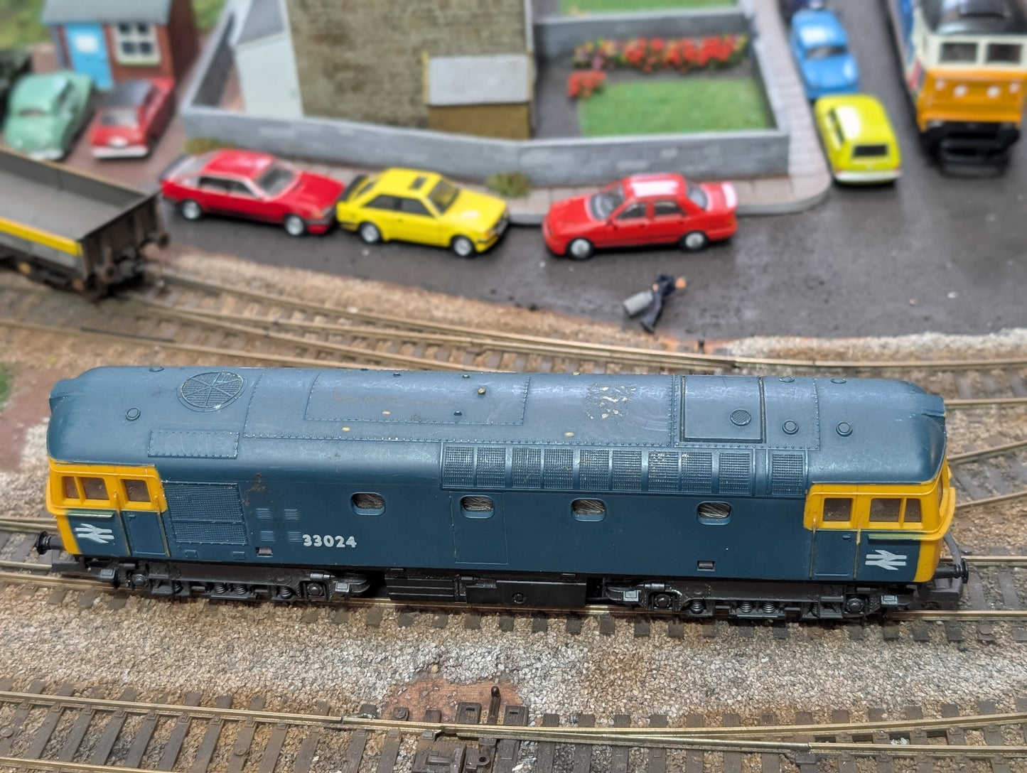 Pre-owned Lima L205114b OO gauge Class 33 33024 in BR blue