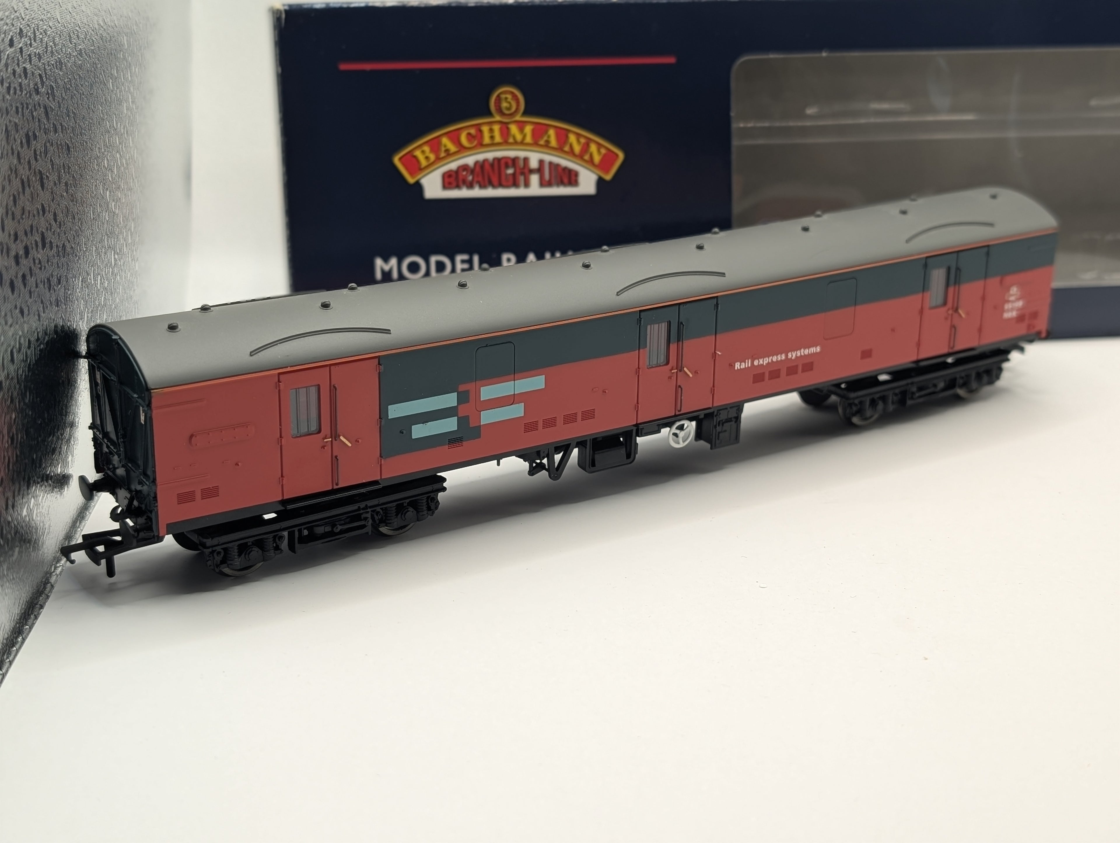 Bachmann 39-270 BR Mk1 GUV Rail Express Systems Royal Mail 95199 - OO - Boxed