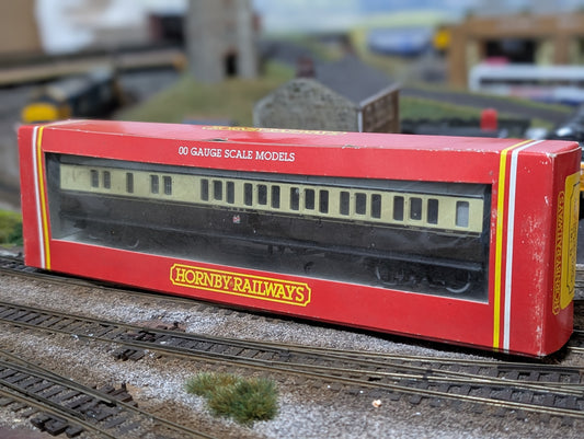 Pre-owned Hornby OO gauge R161 3rd class brake coach in GWR chocolate & cream 4913, boxed