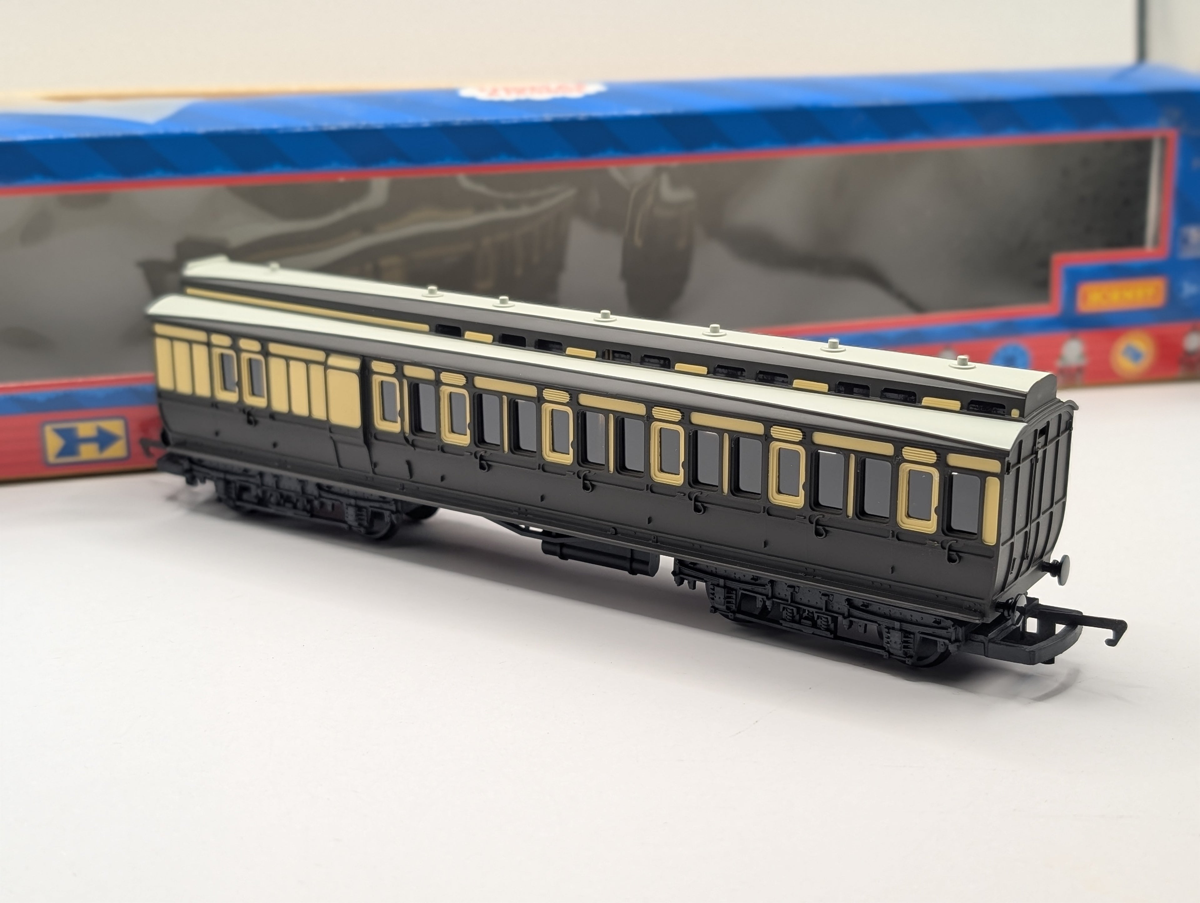 Pre-owned Hornby R9201 Thomas & Friends "Old Slow Coach" (OO Scale) – Highly Collectible
