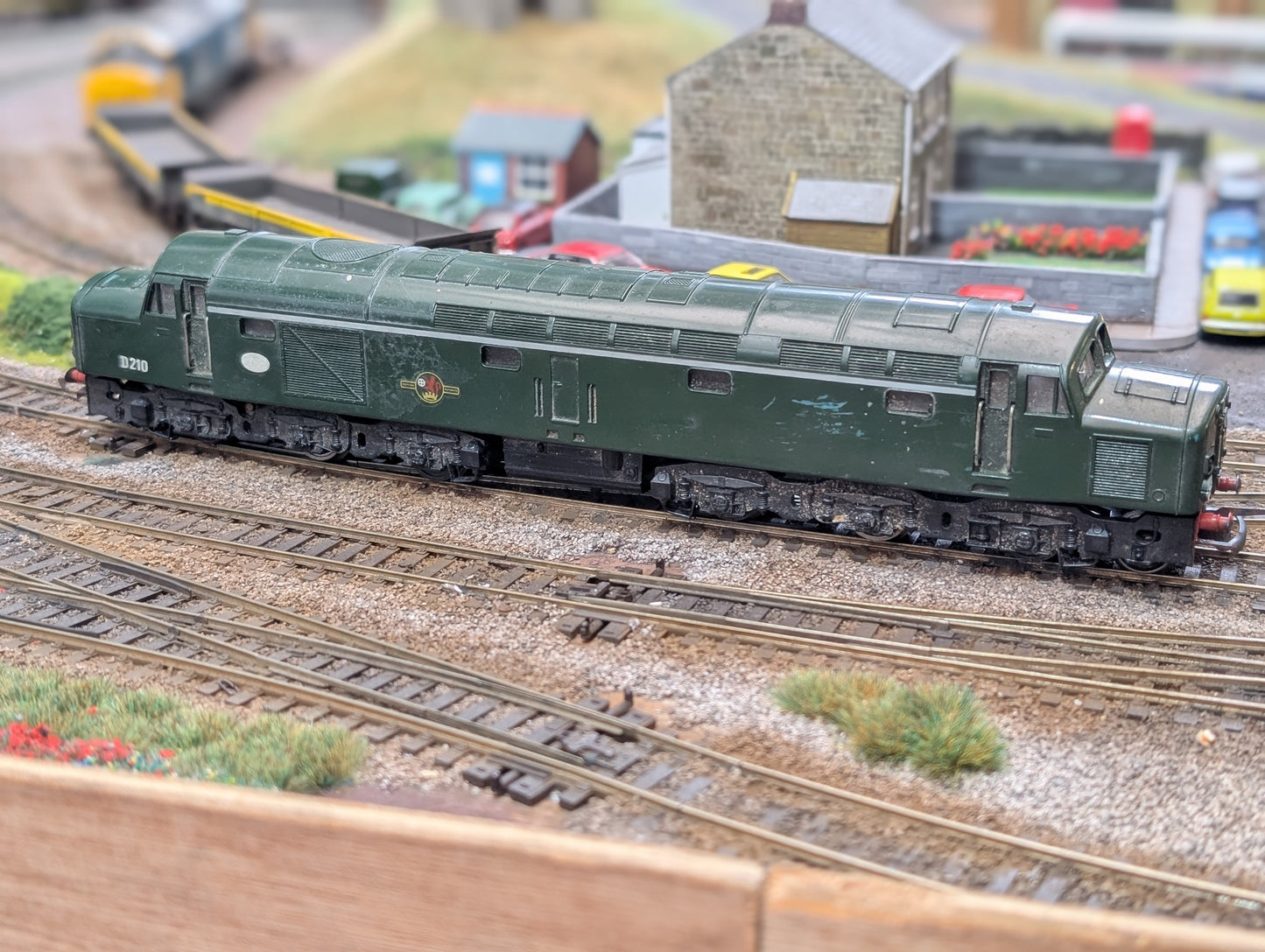 Pre-owned OO gauge Jouef 8913 Jouef Class 40 D210 'Empress of Britain' Diesel Electric locomotive in BR green