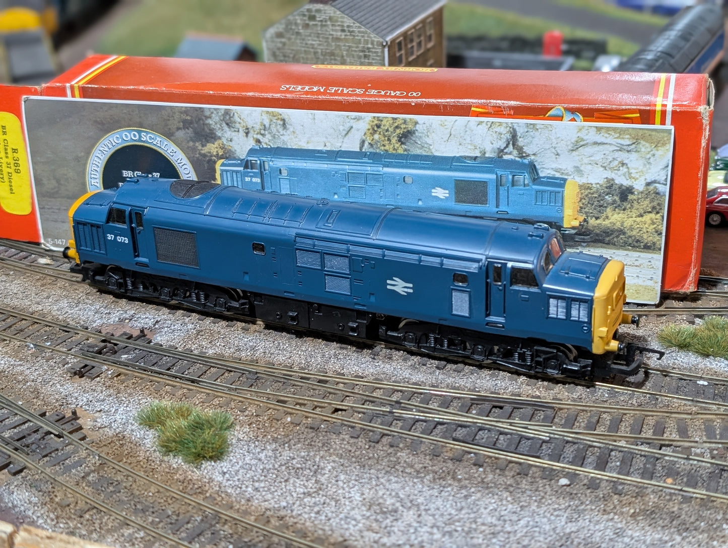 Pre-owned Hornby R369 BR class 37, BR blue, boxed. OO gauge