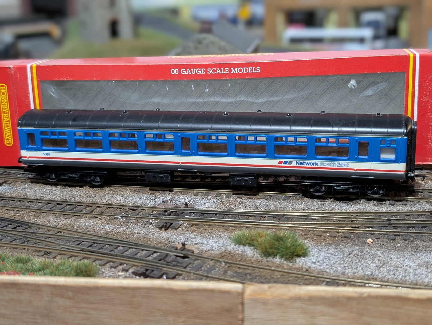 Pre-owned OO gauge Hornby R439 Mk2a TSO tourist second open in Network SouthEast blue - 5381