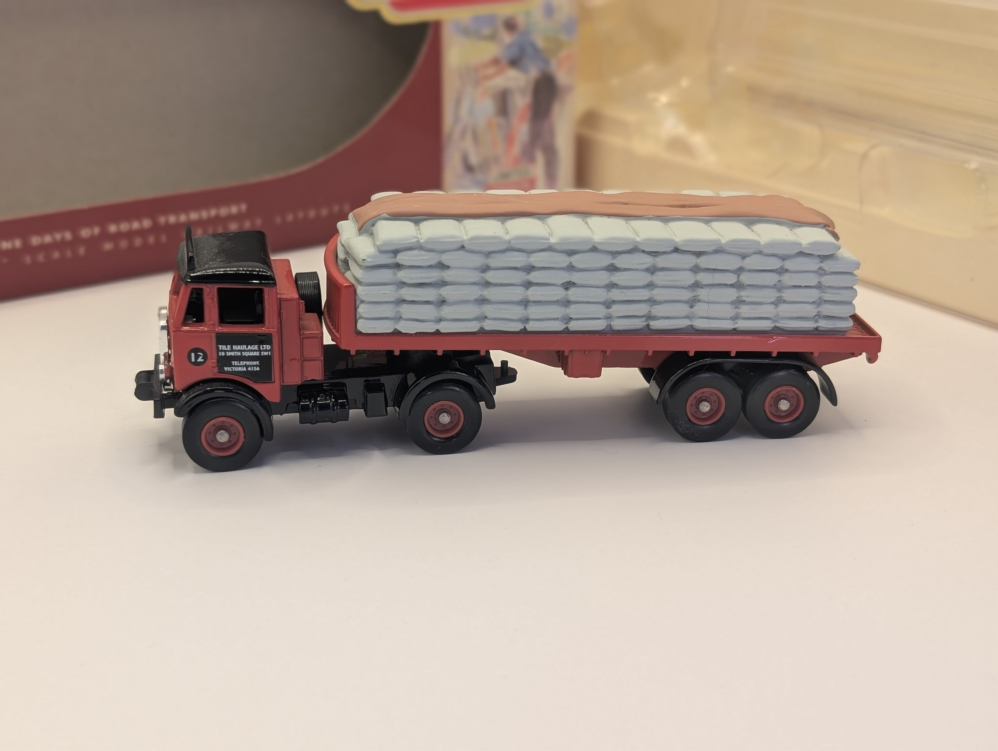 Lledo Trackside DG149002 AEC Mammoth Flatbed Trailer & Slagload – Marley Tiles (1:76/OO Gauge)