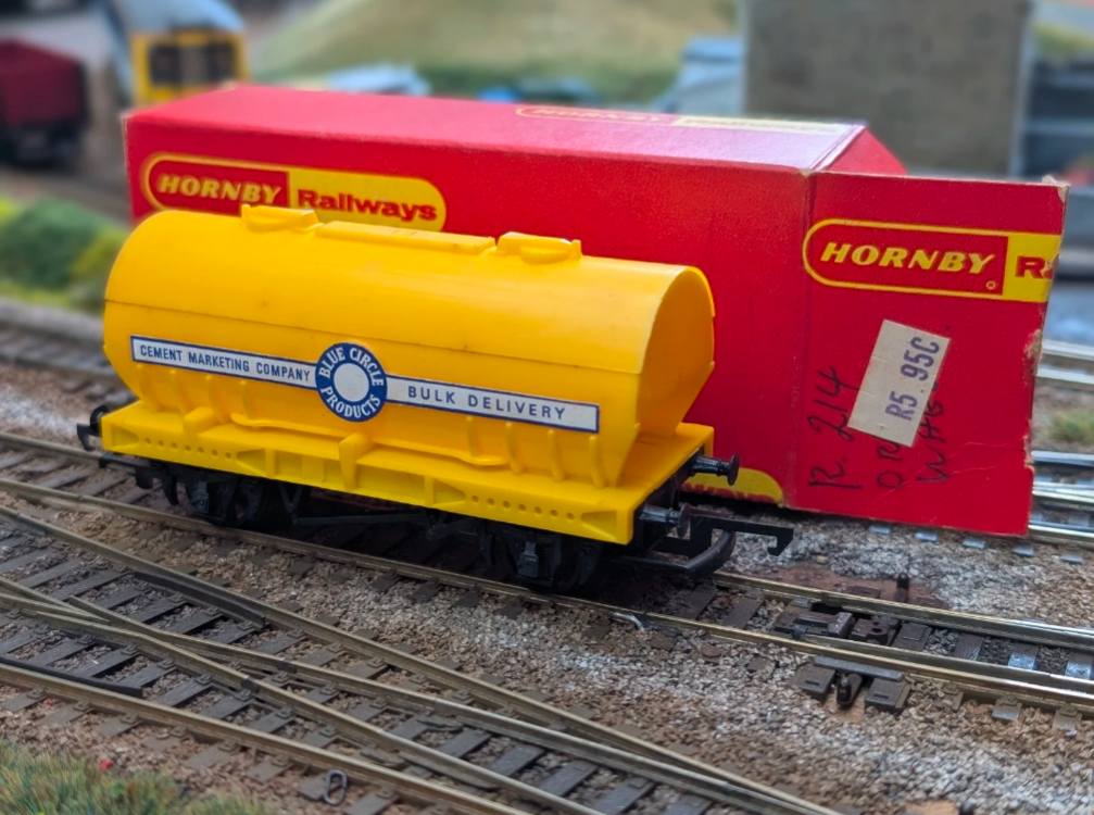 Pre-owned Hornby OO gauge R564 Cement Wagon Blue Circle boxed