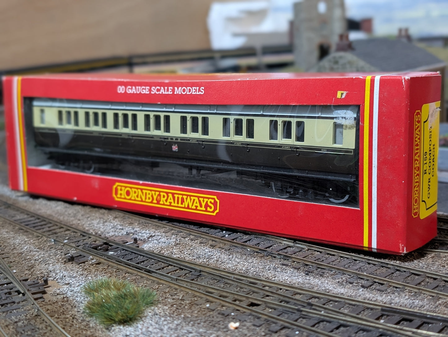 Pre-owned Hornby OO gauge R159B Composite Coach 6050 in GWR Chocolate & Cream, boxed