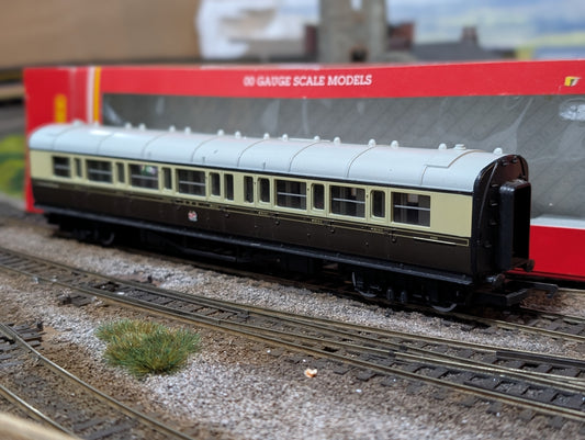 Pre-owned Hornby OO gauge R159B Composite Coach 6050 in GWR Chocolate & Cream, boxed