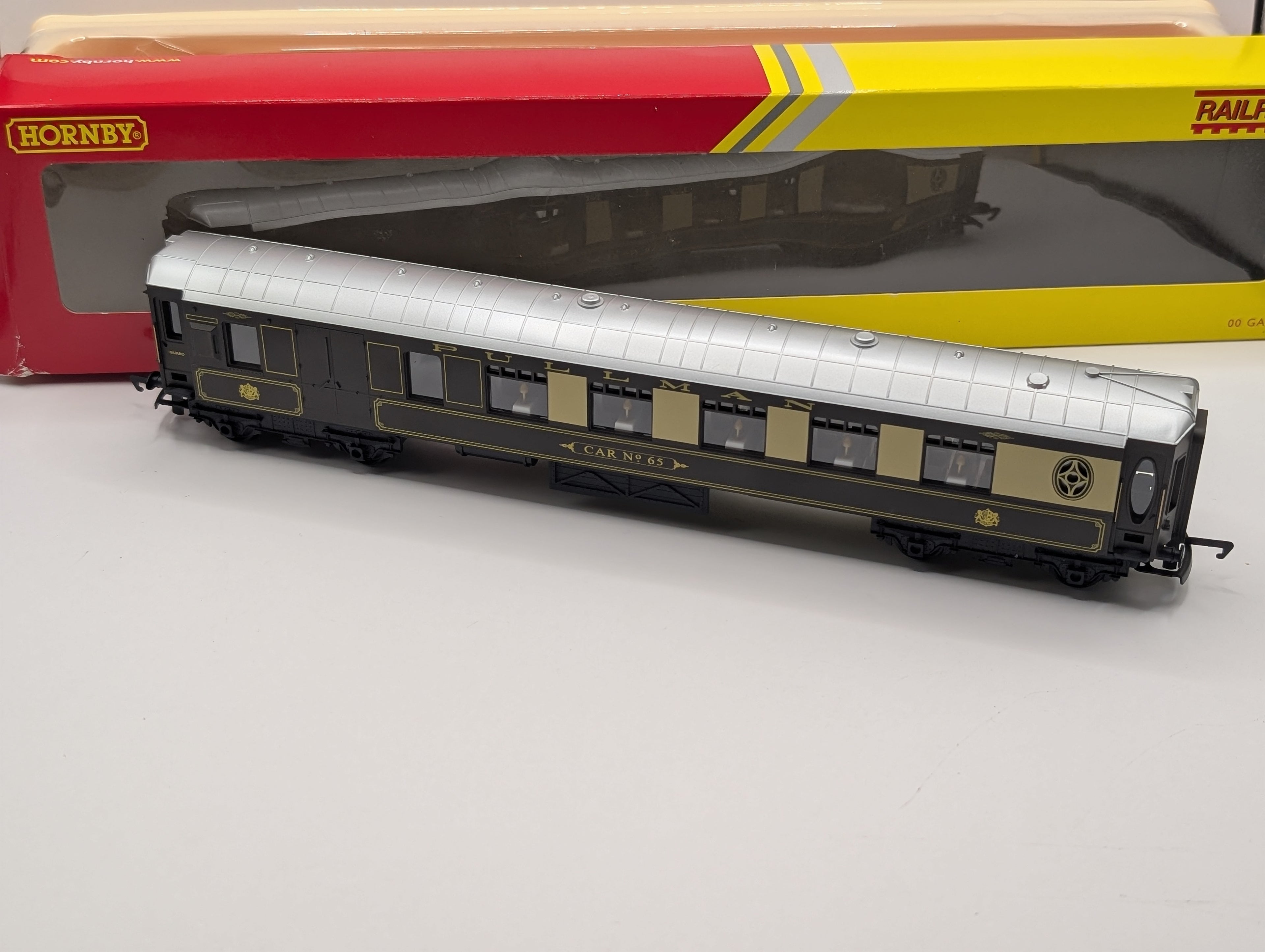 Hornby Railroad R4313 OO Gauge Pullman Brake Car "Car No. 65" – Pre-Owned, Excellent Boxed Condition