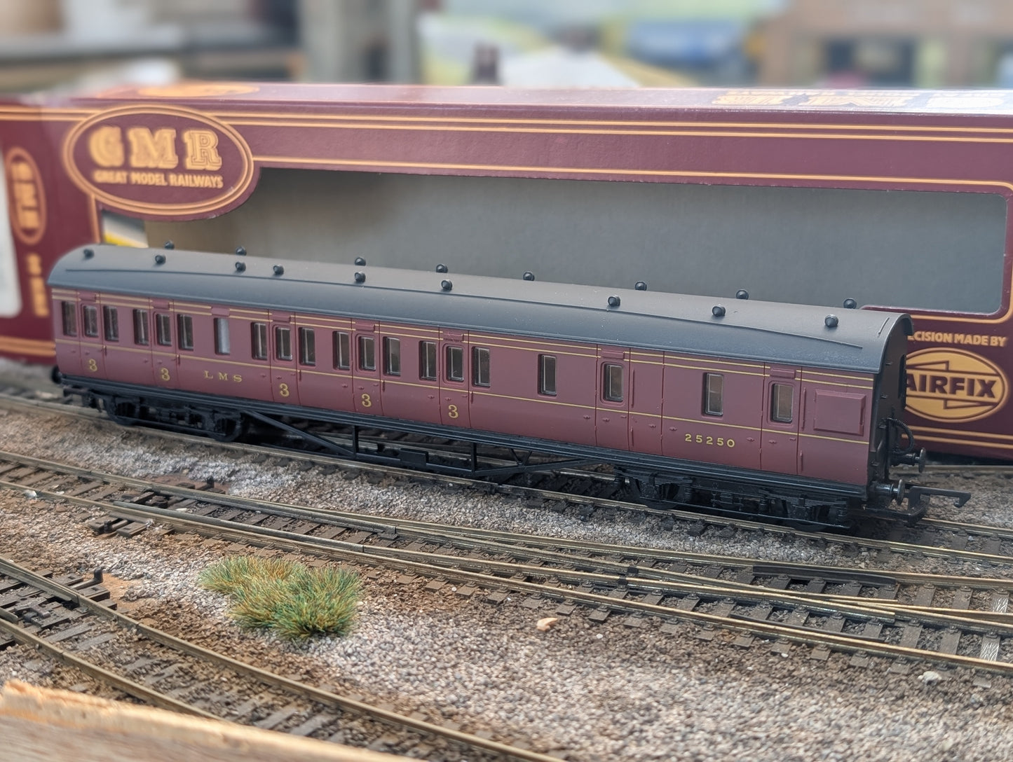 #2 Pre-owned OO gauge Airfix GMR (Great Model Railways) 54253 LMS 57' Non-corridor Brake 3rd 25250 in Maroon, boxed