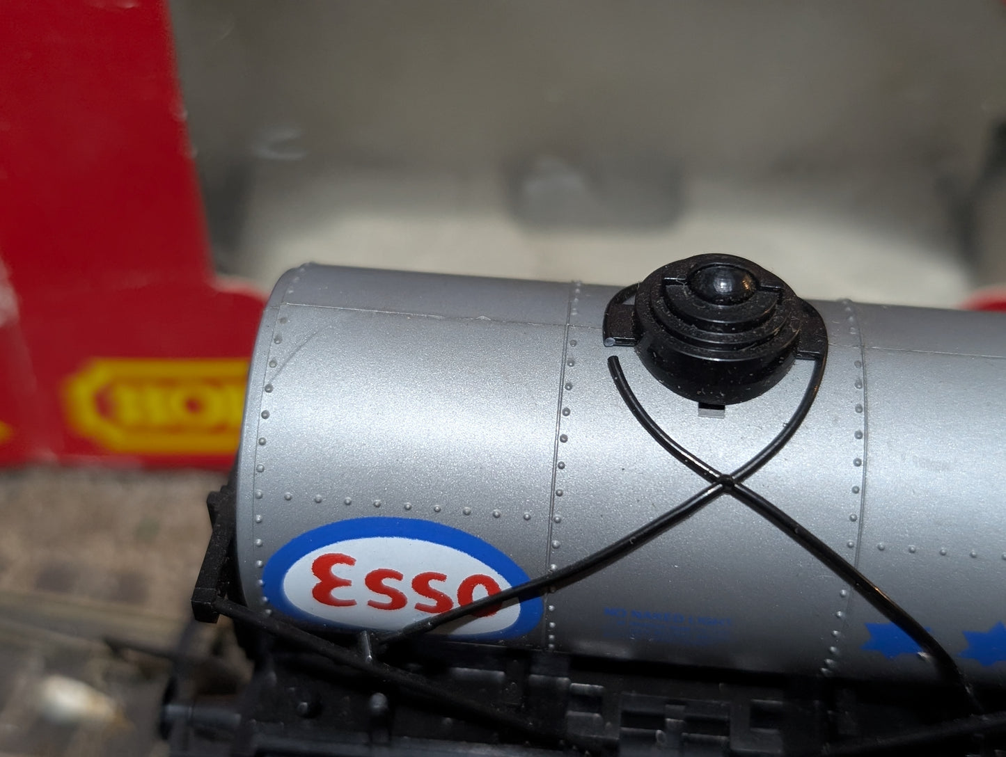 Pre-owned Hornby OO gauge Esso 4 wheel tanker, boxed, some minor damage.