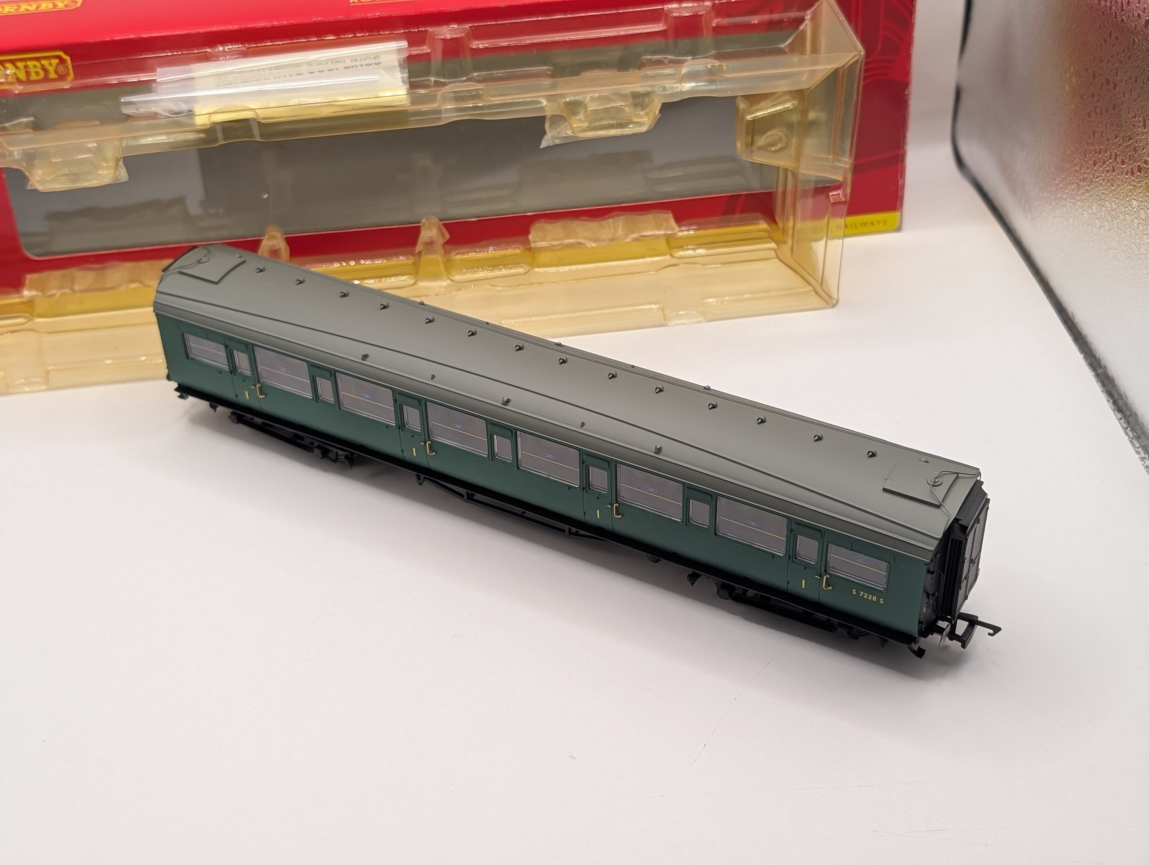 Hornby R4303A OO Gauge BR Maunsell Corridor 1st Class Coach S7228S Boxed