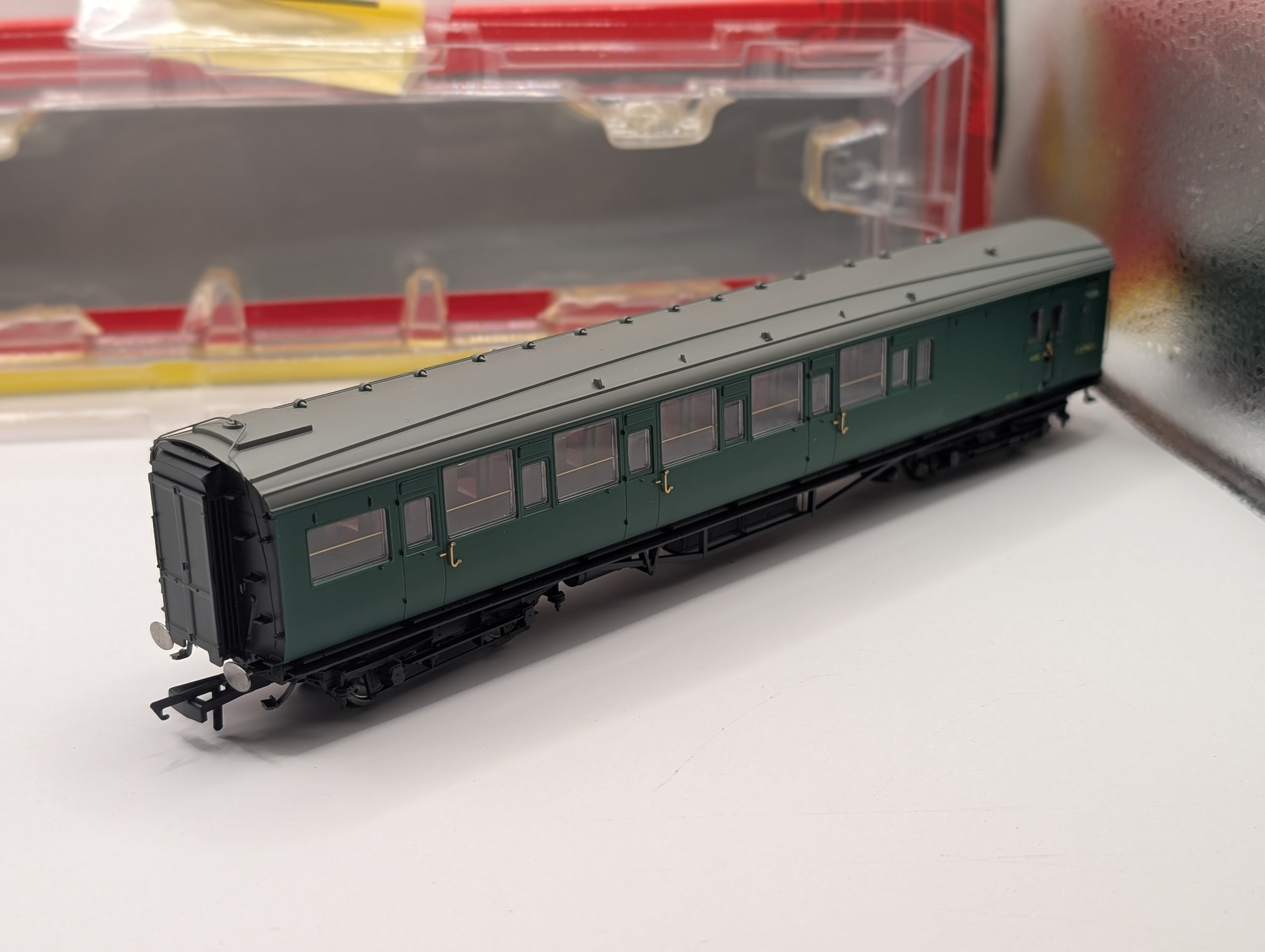 Hornby R4305A OO Gauge BR Maunsell 6 Compartment Brake Coach S2796S Boxed