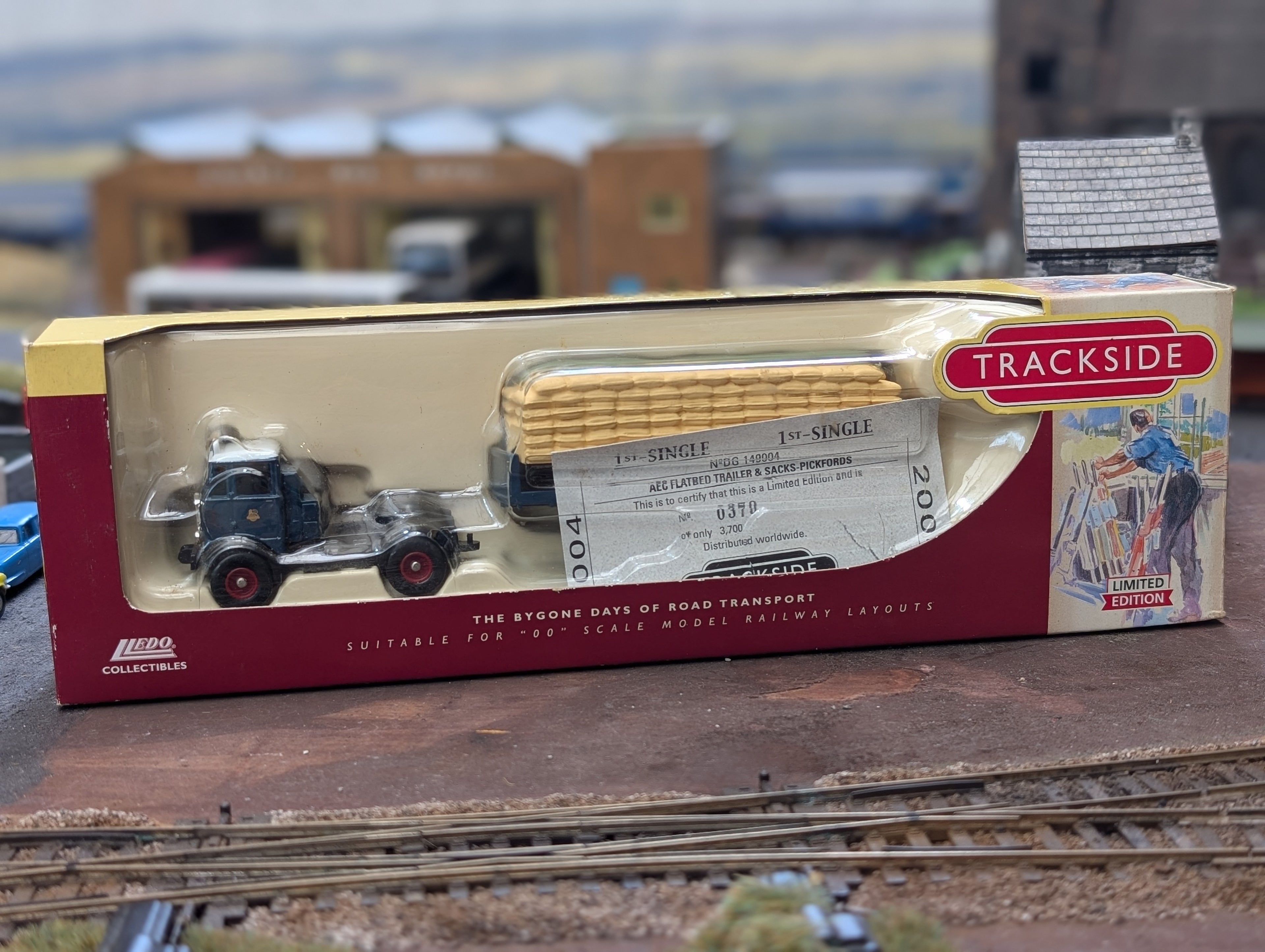Lledo Trackside DG149004 AEC Flatbed Trailer & Load – Pickfords – 1:76 Scale