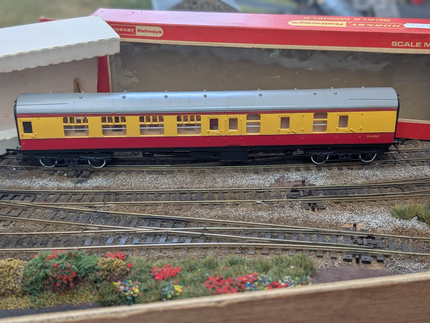 Pre-owned Hornby R.627 BR MK1 Brake 2nd Coach Crimson And Cream Boxed