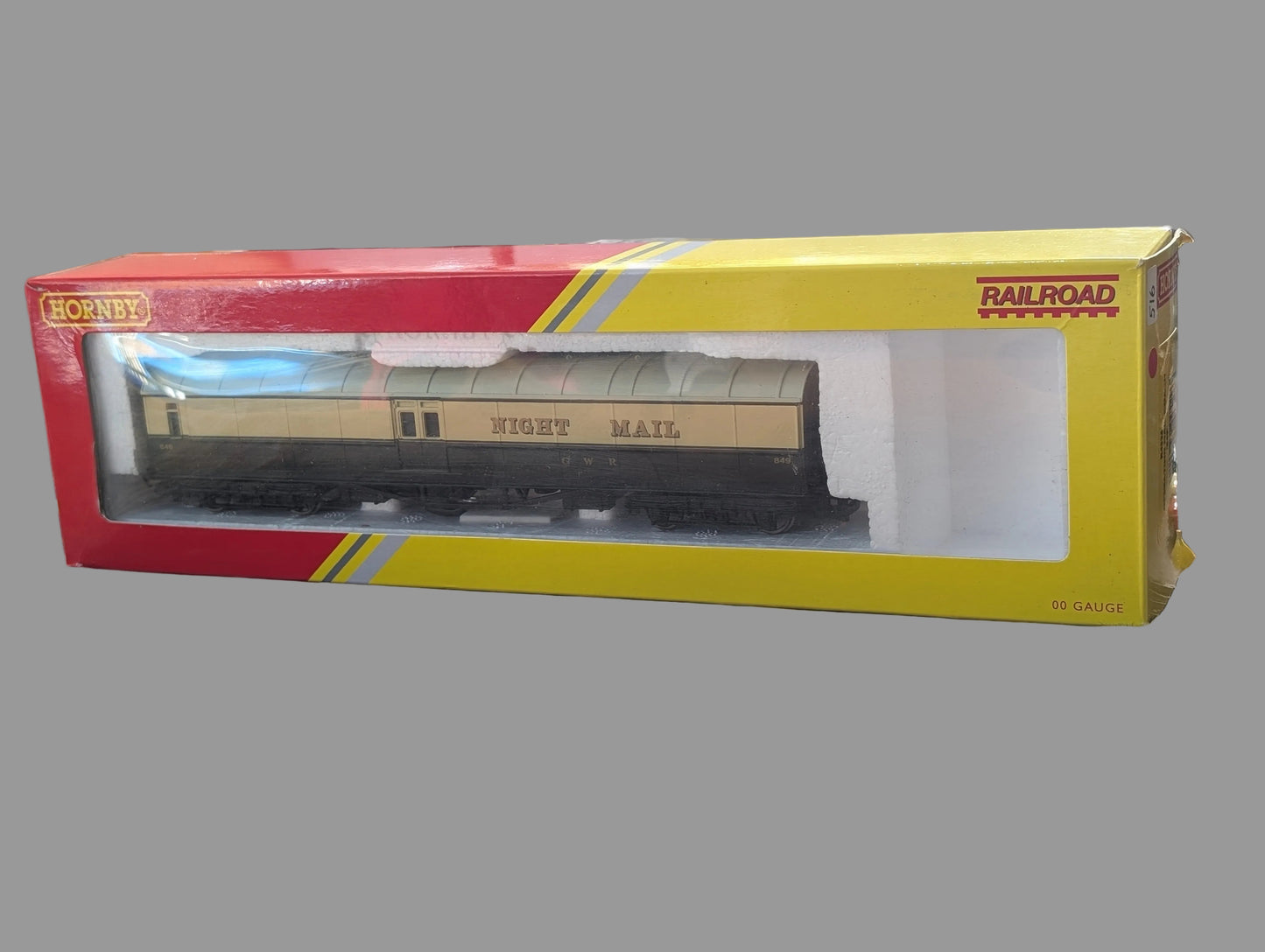 Pre-owned OO gauge Hornby Railroad R4526 GWR Operating Mail Coach, boxed, NO Accessories