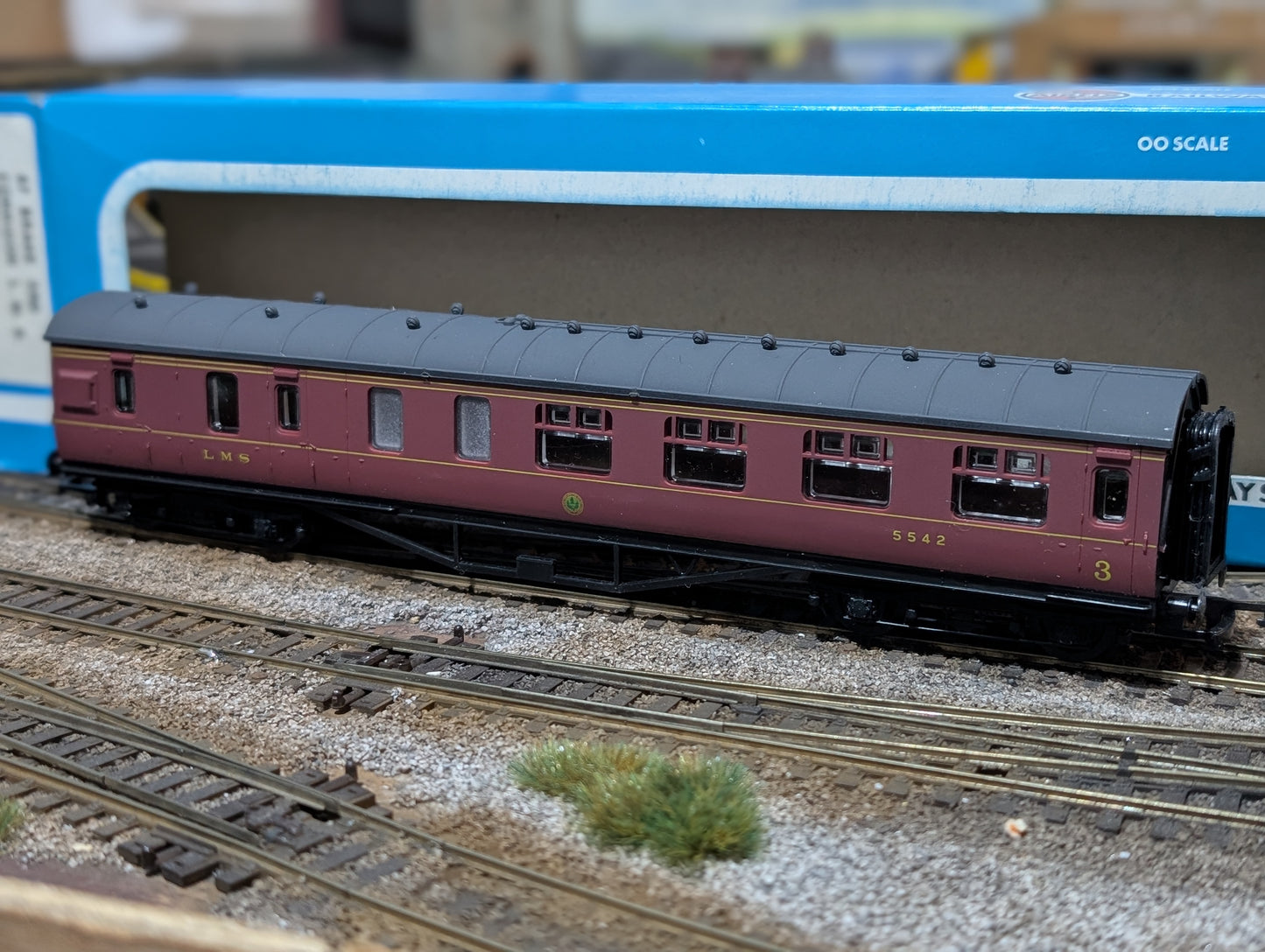 Pre-owned Airfix 54204-7 57′ Brake 3RD Corridor Coach LMS Crimson Boxed.
