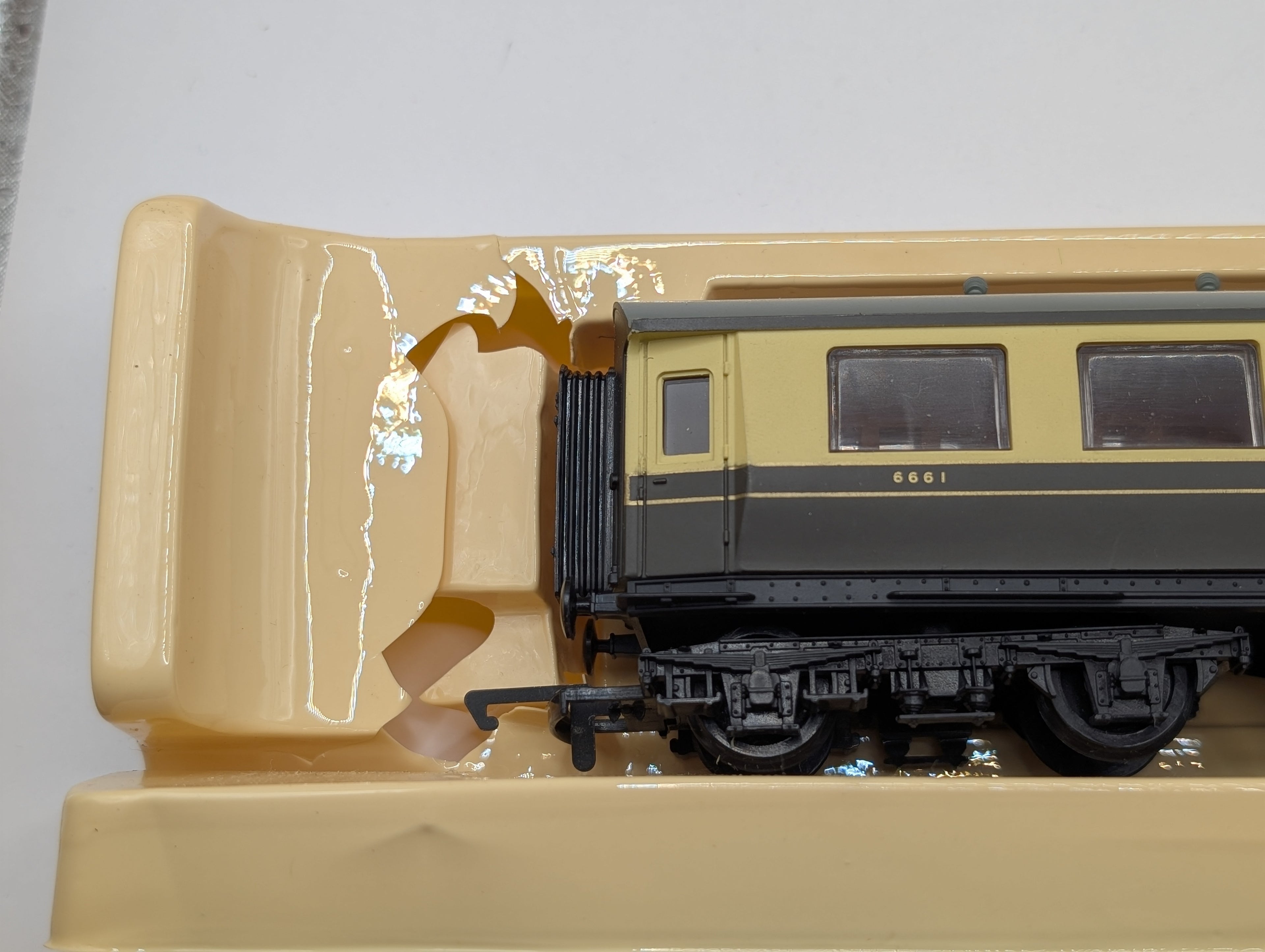 Hornby OO Gauge R4126 GWR Centenary Composite Coach '6661' - Boxed Chocolate & Cream