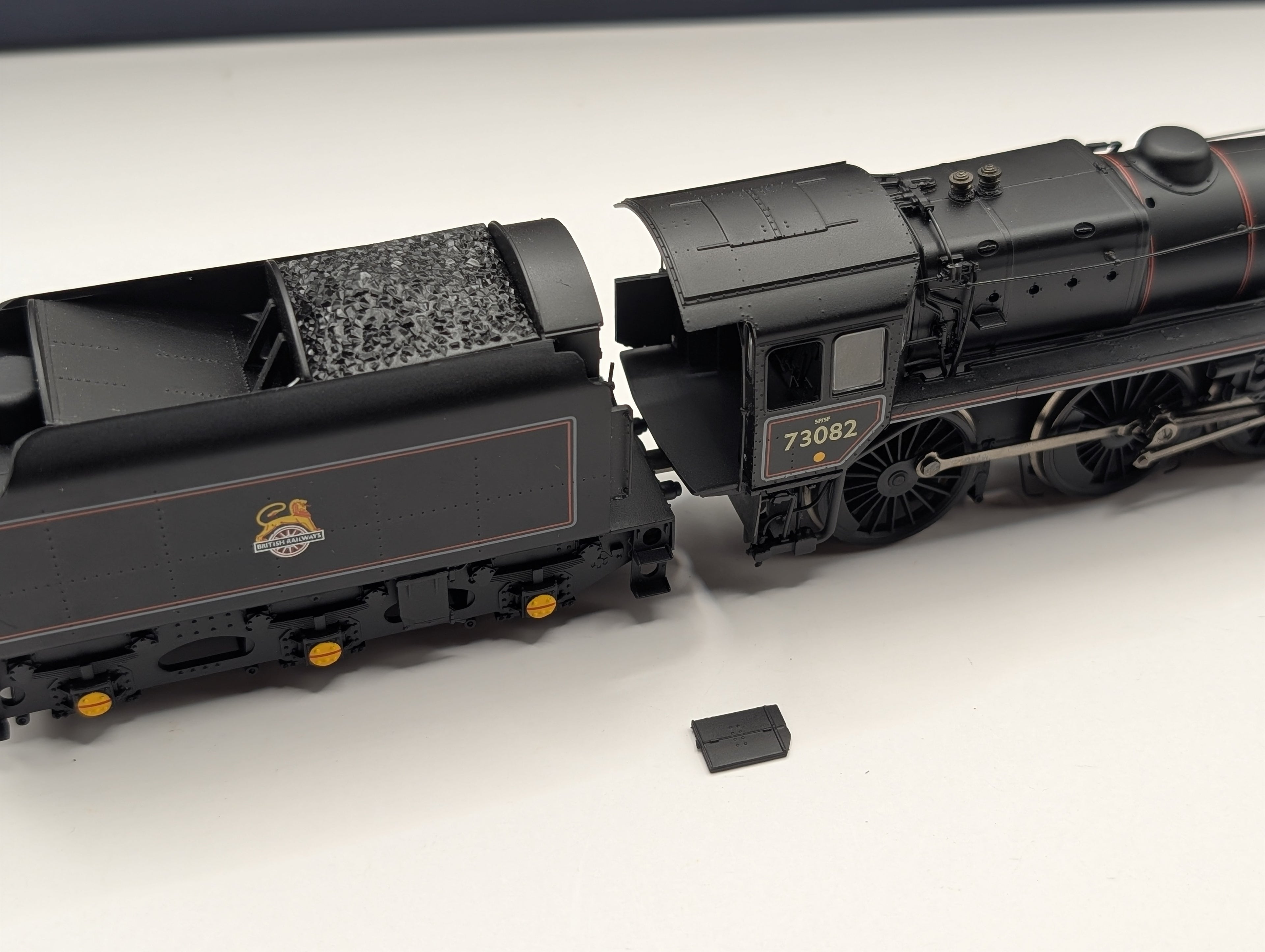 Bachmann 32-502 Standard Class 5MT 73082 "Camelot" BR Black Early Emblem (Boxed, Good/Runs OK)