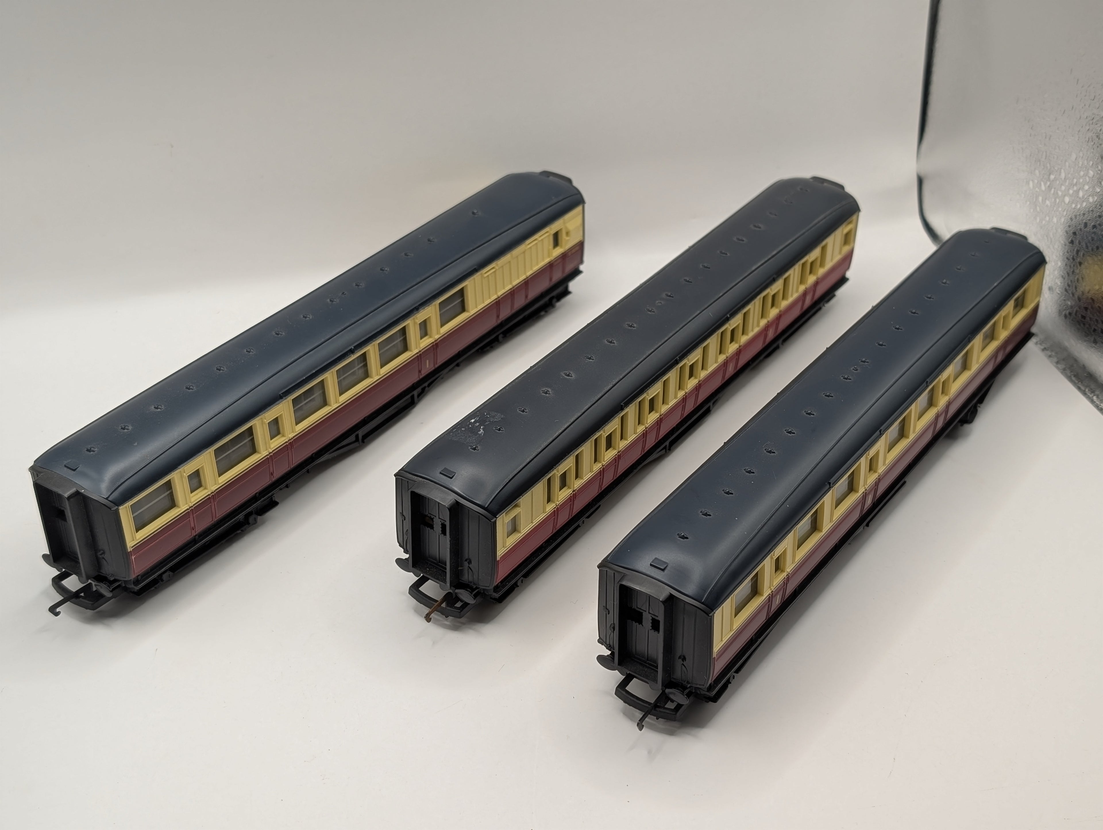 Hornby OO Gauge BR Crimson & Cream Gresley Coach 3-Piece Bundle (E10098, E18276, E18299) Pre-Owned