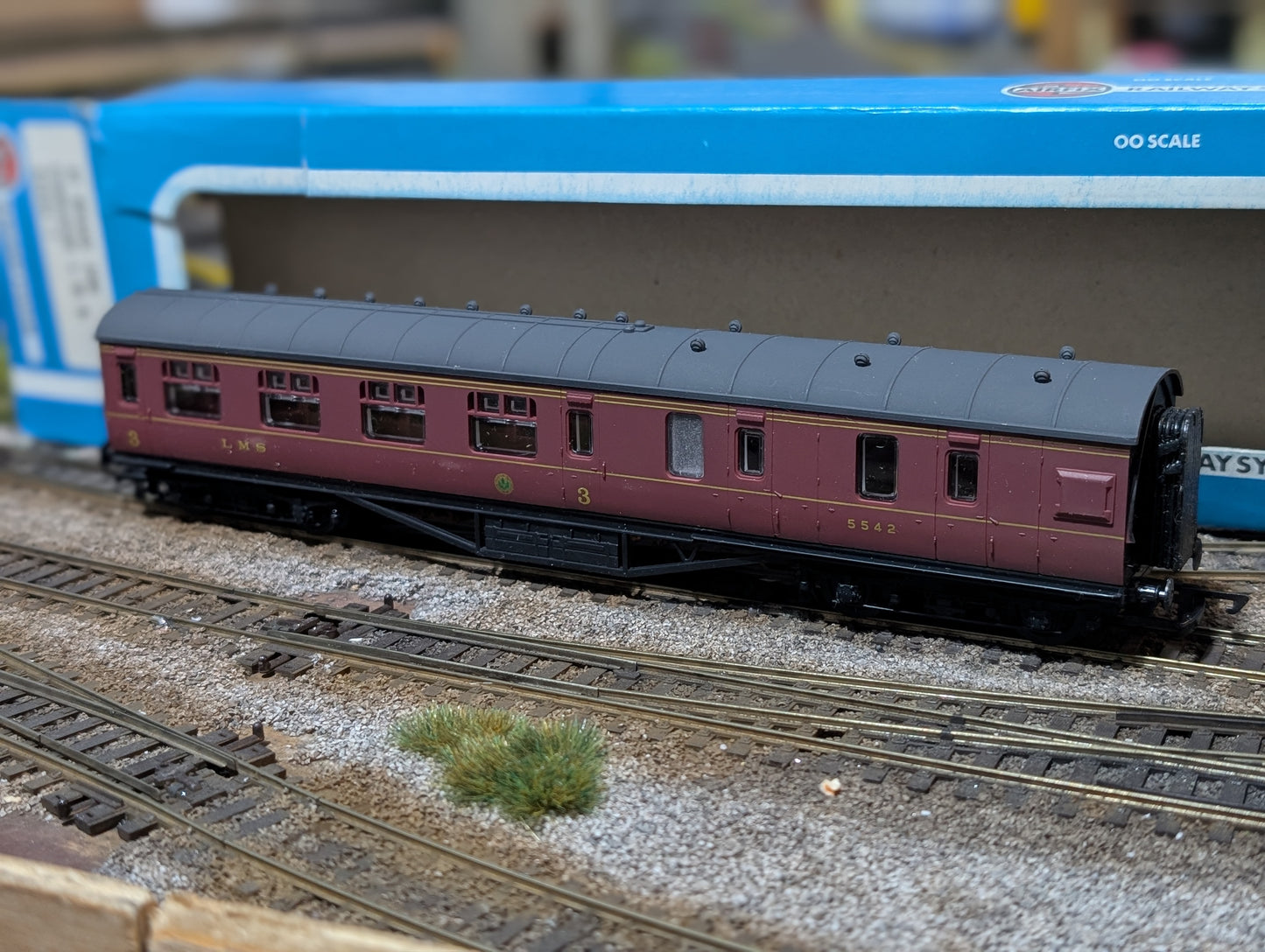 Pre-owned Airfix 54204-7 57′ Brake 3RD Corridor Coach LMS Crimson Boxed, tatty box