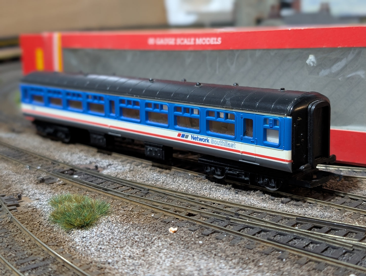 Pre-owned OO gauge Hornby R439 Mk2a TSO tourist second open in Network SouthEast blue - 5381