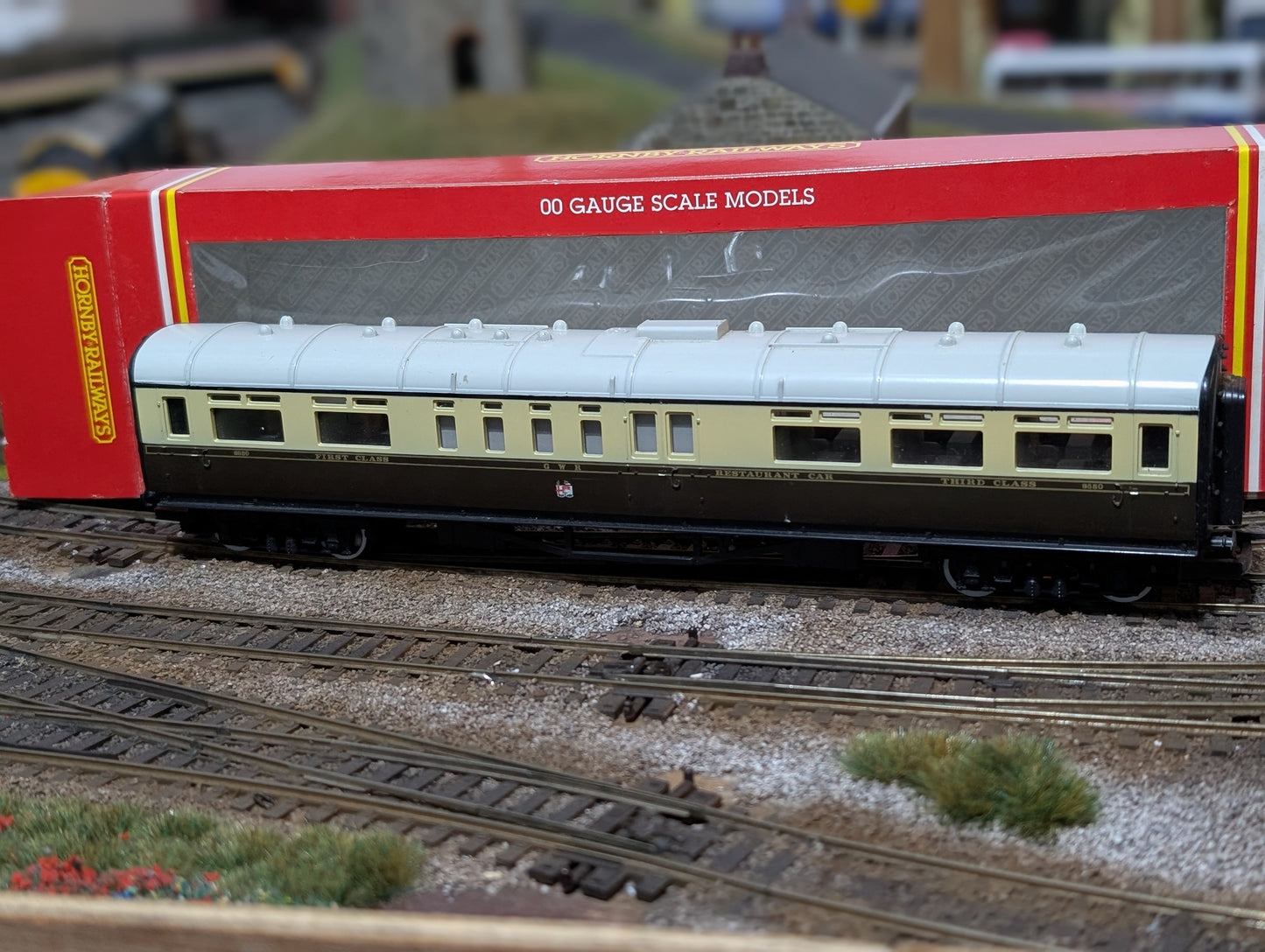 Pre-owned Hornby OO gauge R157D Collett Composite Restaurant Car 9580 in GWR Chocolate & Cream