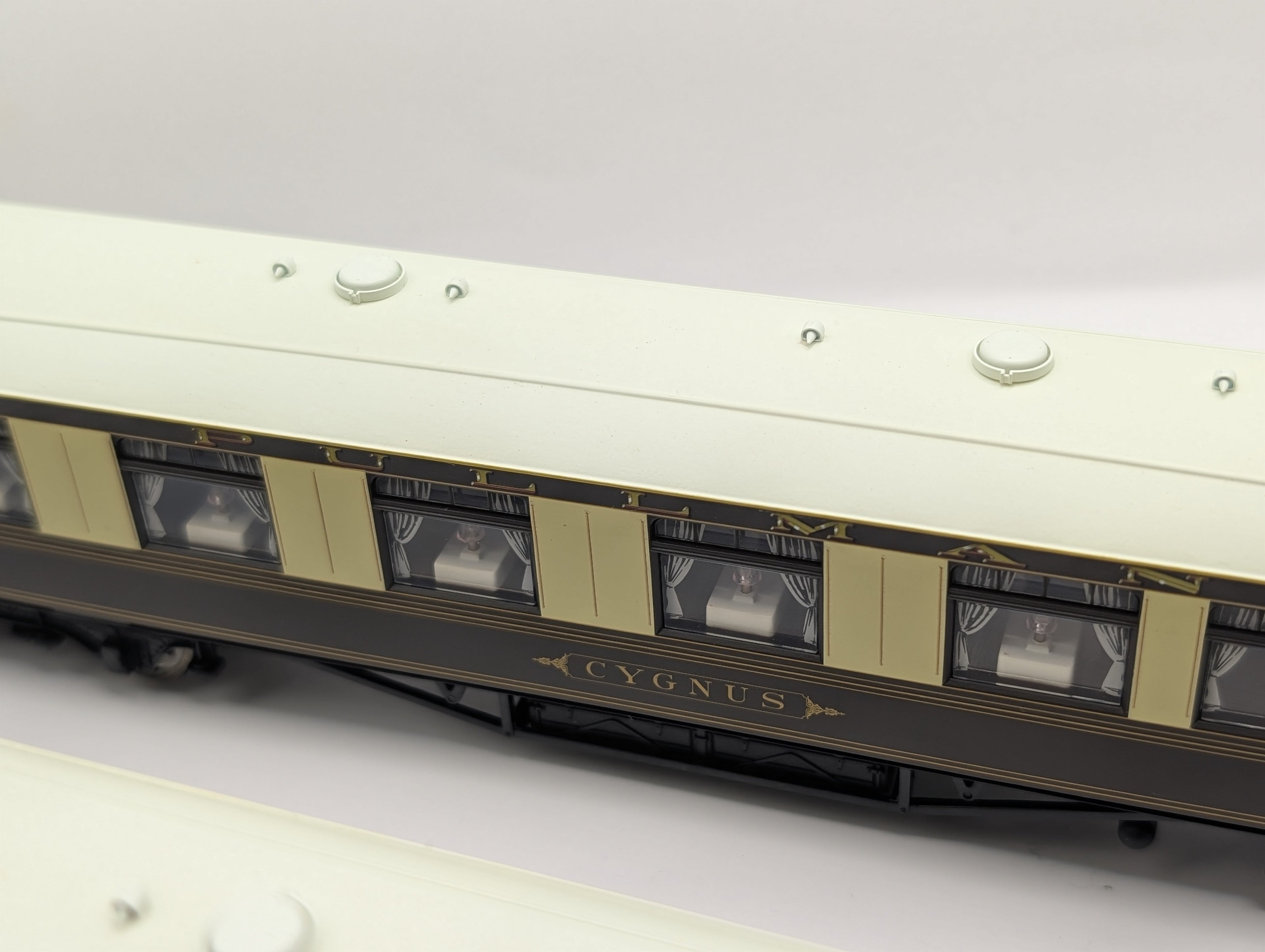 Hornby OO Gauge Super-Detail Pullman 3-Coach Pack (Cygnus, Minerva, Ibis) with Working Table Lamps - VSOE R1038 Split Set