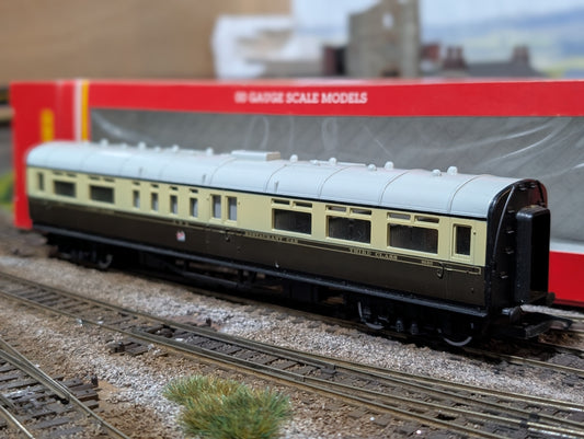 Pre-owned Hornby OO gauge R157D Collett Composite Restaurant Car 9580 in GWR Chocolate & Cream