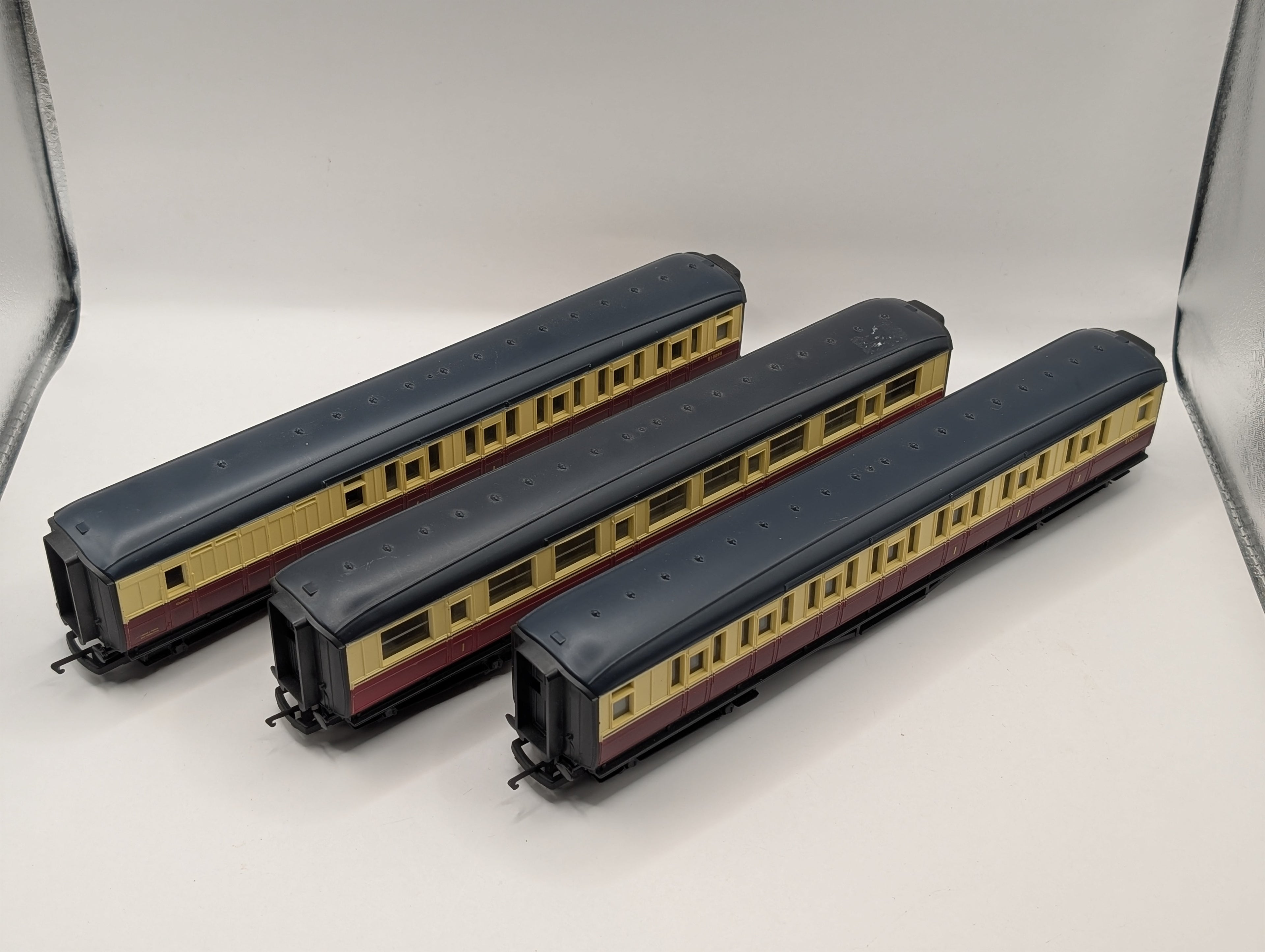 Hornby OO Gauge BR Crimson & Cream Gresley Coach 3-Piece Bundle (E10098, E18276, E18299) Pre-Owned