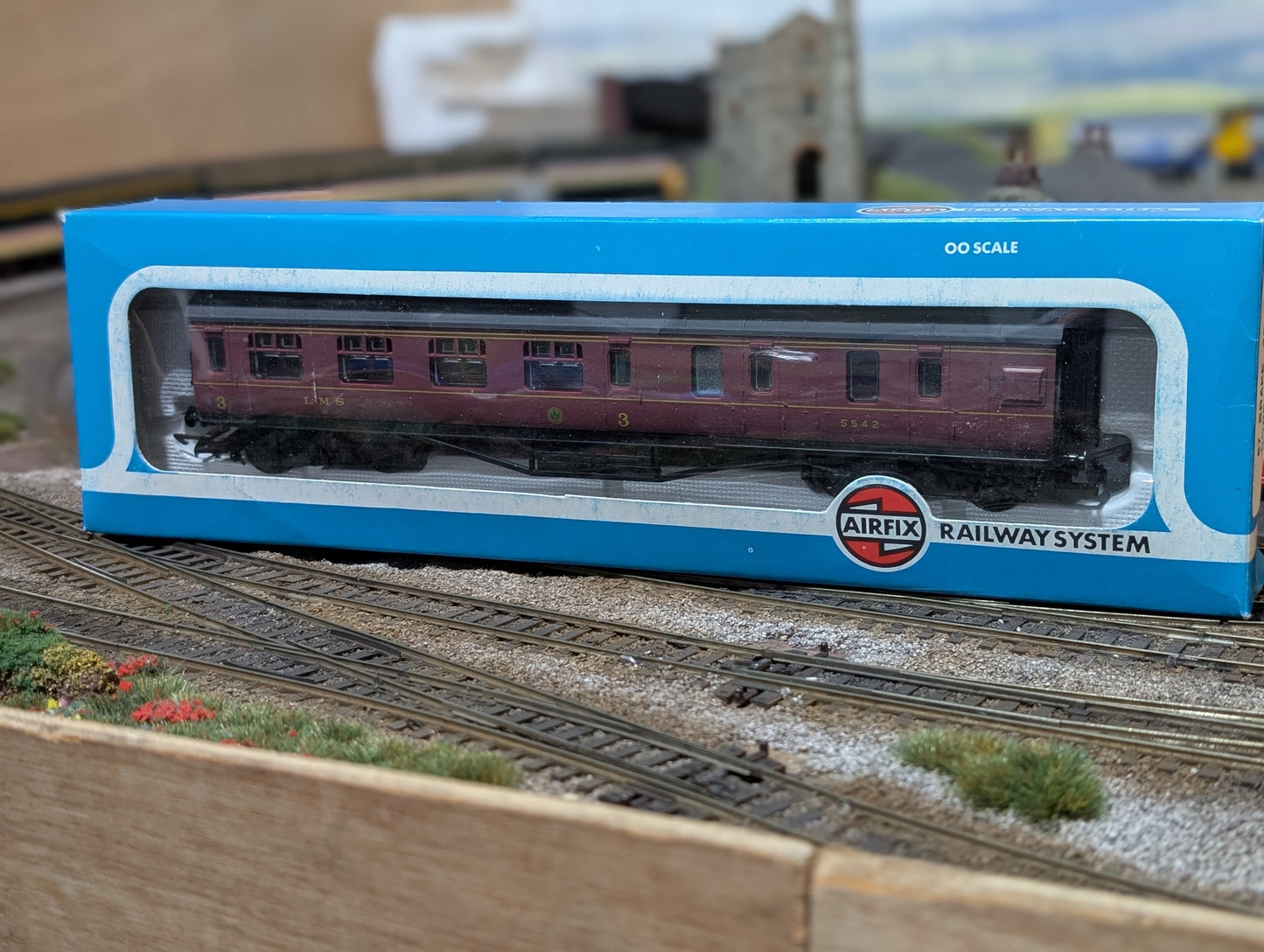 Pre-owned Airfix 54204-7 57′ Brake 3RD Corridor Coach LMS Crimson Boxed.