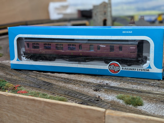 Pre-owned Airfix 54204-7 57′ Brake 3RD Corridor Coach LMS Crimson Boxed.