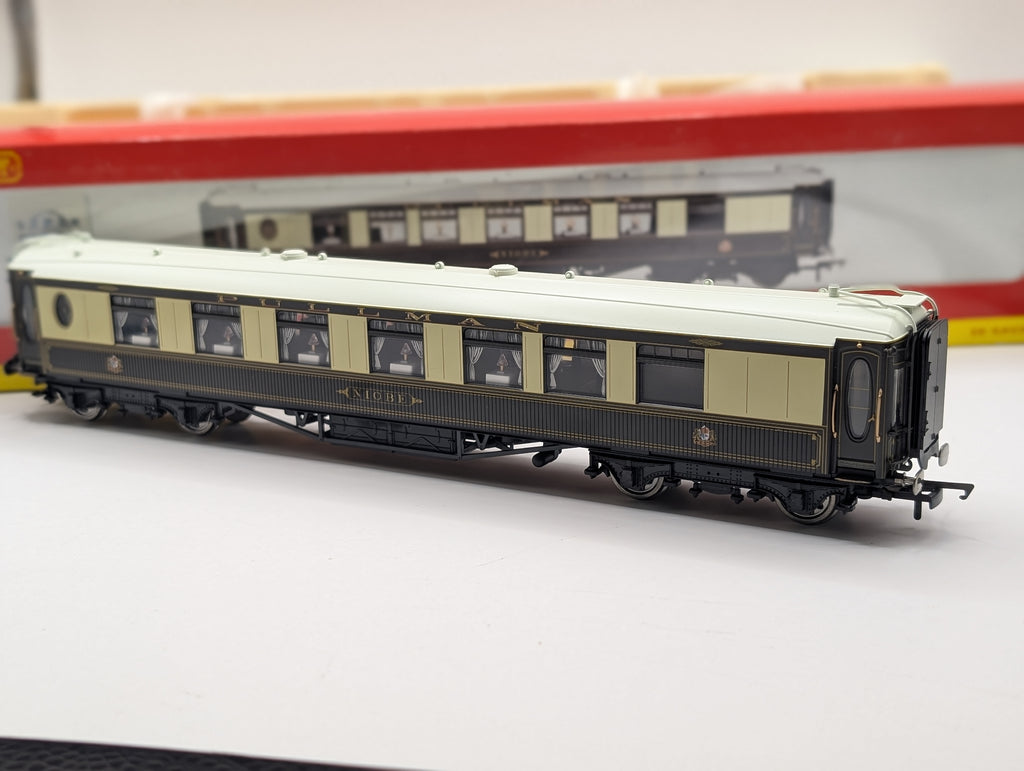 Hornby R4143A OO Gauge Pullman 1st Class Parlour Car "Niobe" with Working Table Lights – Pre-Owned, Excellent Boxed Condition