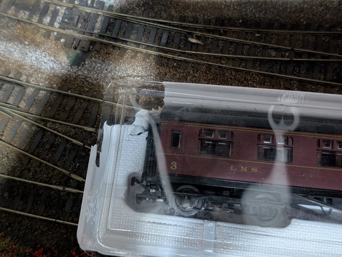 Pre-owned Airfix 54204-7 57′ Brake 3RD Corridor Coach LMS Crimson Boxed, tatty box