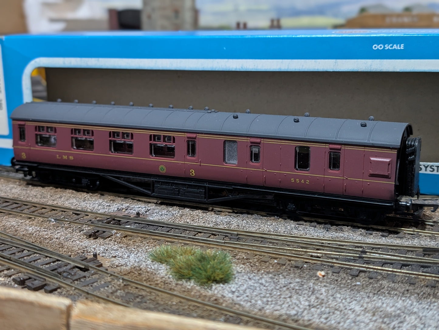 Pre-owned Airfix 54204-7 57′ Brake 3RD Corridor Coach LMS Crimson Boxed.