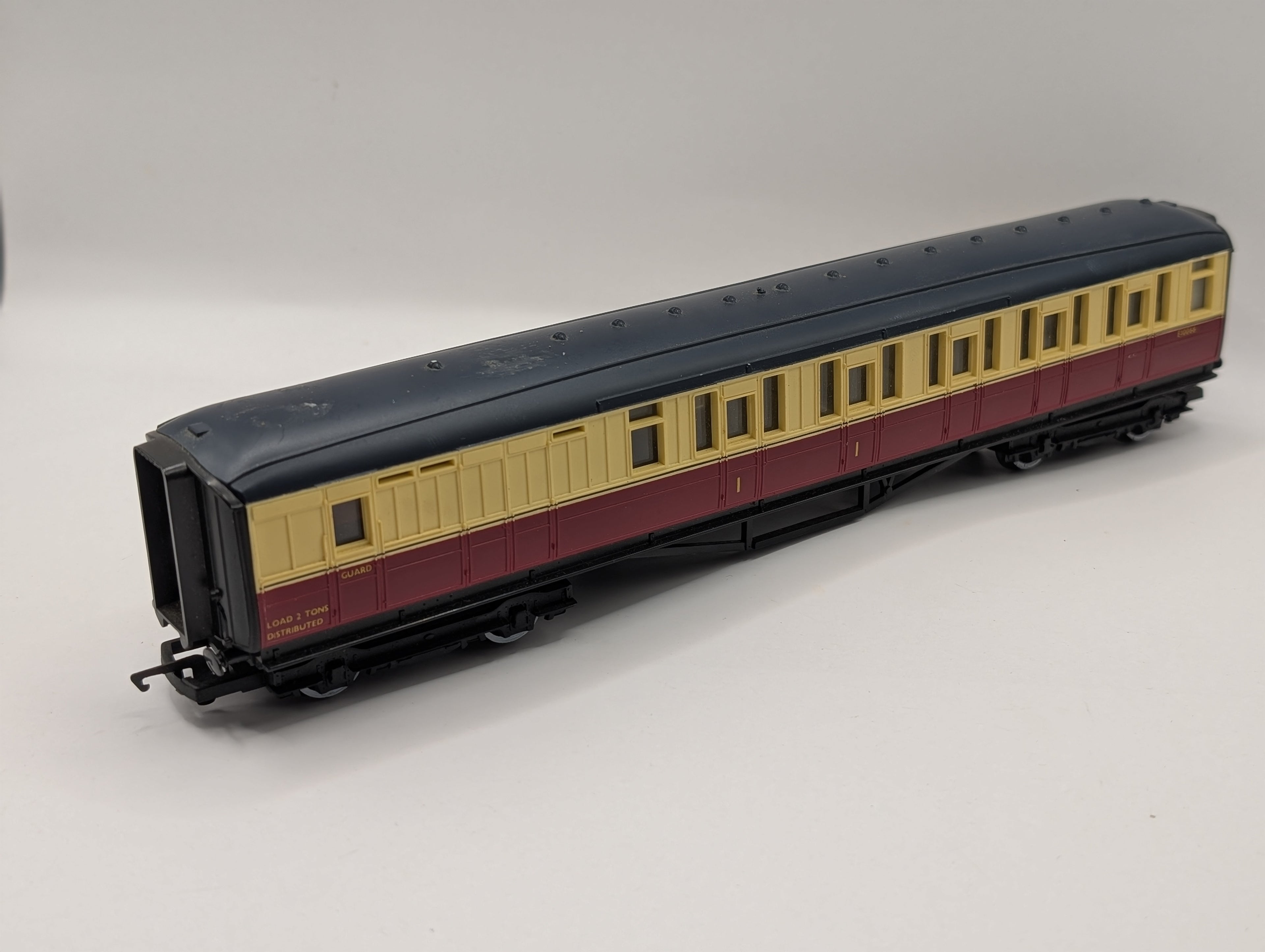 Hornby OO Gauge BR Crimson & Cream Gresley Brake Composite Coach E10066 (Pre-Owned)